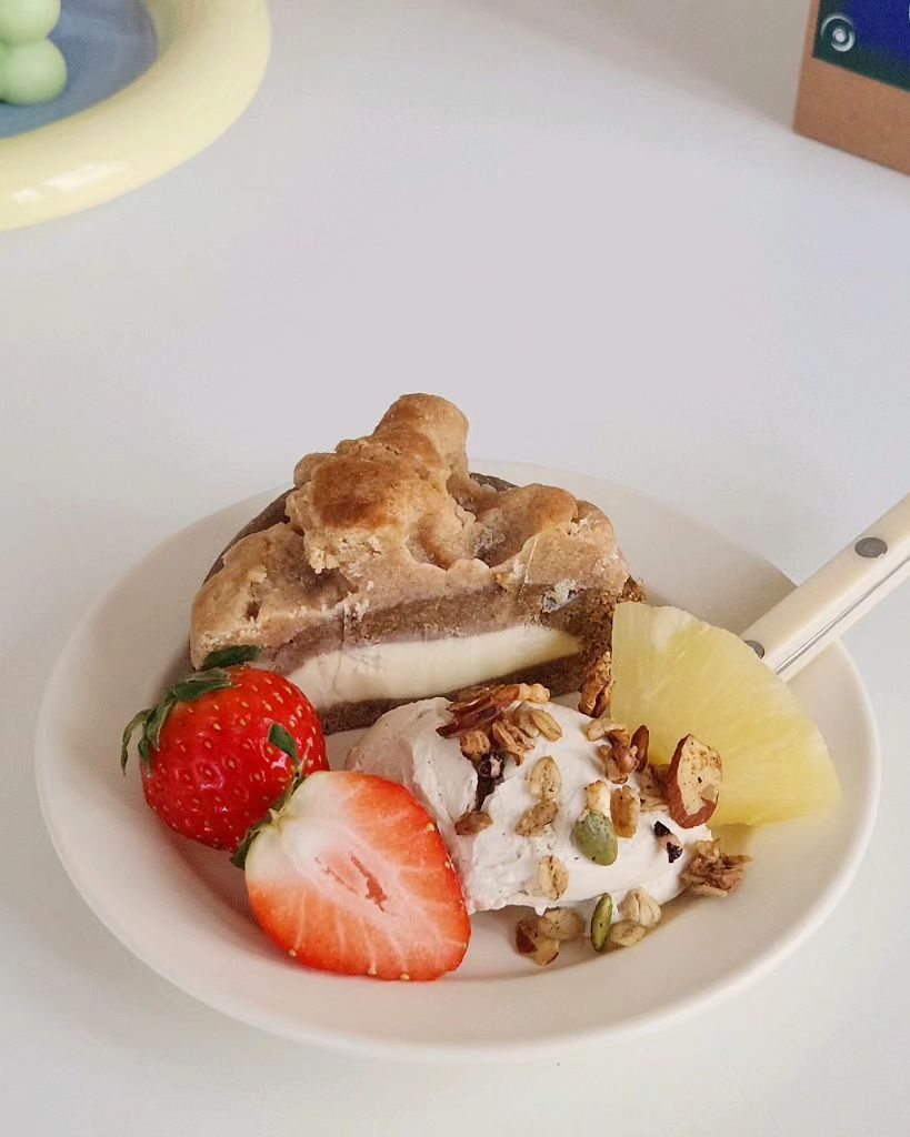 🌼

‧#더반한 모카킹꾸키 🍪 (thebanhan) 
‧#볼비 두유 그릭요거트 (bowl_b_) 
‧#조니스그로서리 한끼 그래놀라 (jonisgrocery) 

둔둔한 쿠키 갑 of 갑인 더반한 #킹꾸키 🍪 화이트 초콜렛 콕콕 박힌 
모카맛 뿜뿜 쿠키지에 산미 없는 크치 & 꼬숩함 가덕 🙆‍♀️ 소보로까지 .. 💭 
오랜만에 먹은 볼비 두유그릭과 그래놀라 조합도 최고 최고❤️ 

오랜만에 올리는 피드! 🫡 저 그동안,, 건강 이슈가 좀 씨게 .. 있었어요😭
아모턴, 2월 시작이니 새로운 마음으로 .. ᰔ 모두 건강이 최고입니다 .. ᰔ 

-