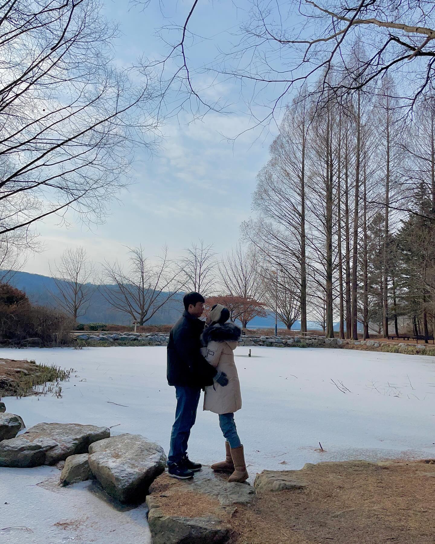 이번 크리스마스도 안동여행🎄
.
낙강물길공원 꼭 와보고 싶었는데
마침 눈이 내려서 새하얗게 이쁨😍
.
#안동여행 #안동낙강물길공원 #경북여행 #안동가볼만한곳 #rg커플추천여행지 #겨울여행