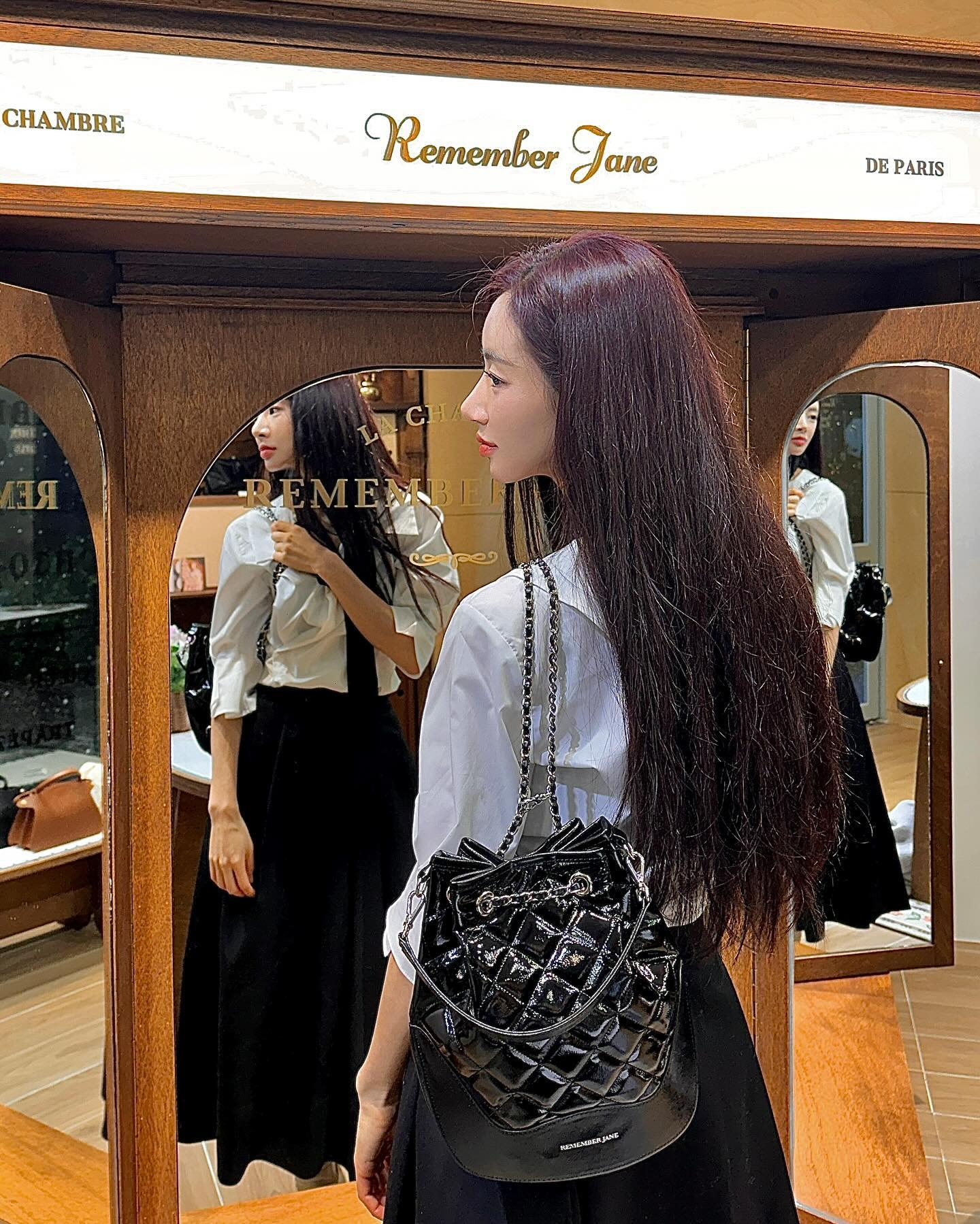 #광고 rememberjane_room 
리멤버제인 팝업스토어👜

클래식한 무드의 가방부터 
포인트를 줄 수 있는 로맨틱하고 캐주얼한 무드의 가방까지✨
만나 볼 수 있는 [리멤버제인] 팝업스토어

예쁜가방들 가득🫢🫶🏻
사진찍기 좋은 예쁜 포토존도 가득🫢🫶🏻

또 오프라인에서만 만나 볼 수 있는 할인과 선물🎁
이 있다고 하길래 
이런기회 놓치지 않고 내 자신에게 선물해버리기🩷

#리멤버제인 #리멤버제인팝업스토어 #리멤버제인팝업 #팝업스토어 #팝업스토어행사 #연남동 #연남동핫플 #가방 #가방추천 #패션 #fashion #ootd #데일리룩 #dailylook