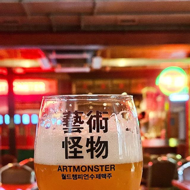 유느녕 on Instagram: "#광고 홍콩느낌의 인테리어와 맛있는 수제맥주가 있는 강남역 아트몬스터에요🤖 입구 인테리어부터 포토스팟으로 이미 엄청 유명한곳인데 실제로 보면 정말 아무렇게