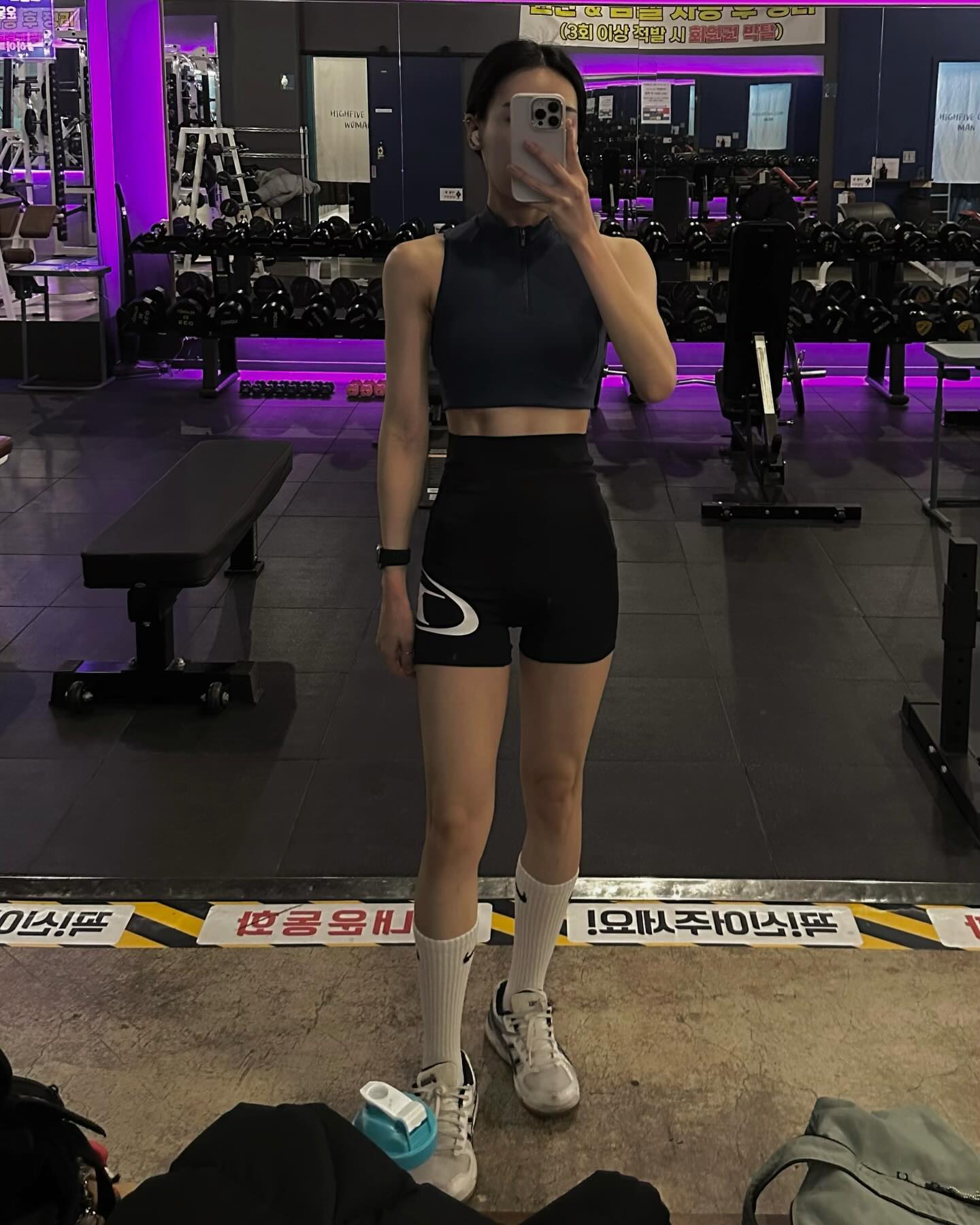 오우놘💪🏻
새벽같이 일어나서 운동 다녀왔다💪🏻

어제 진짜 뭐 이것저것 먹고싶은데
스트레스는 디지게받고 
다 때려뿌수고싶은데 다 맘에 안들고 
사람도 맘에 안들고 아쥬 공부도 제대로 안 되고
일도 맘처럼 안 되는 하루였삼,,,,,,, 🔥

초코 쿠키 초코빵 와구와구 싶었다가 꾹 참고
대체제로 무가당 코코아 파우더 숟가락으로 퍼먹고 
입맛 딱 떨어져서 그대로 잤다 ㅎ 
어제 난리부르스를 떨었네🥲

그리고 아침 눈 빨리 떠져서 생각하고 말것도 없이
헬스직행 🔥ㅅ🔥 하고나니까 개운.