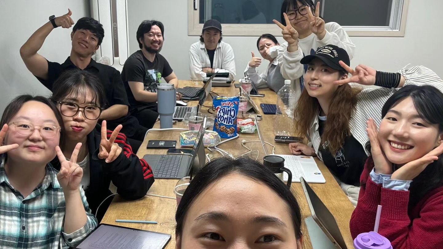 [희곡 읽기 모임 : 표선항 배한척]

부끄럼 많은 초고 작품을 고쳐쓰기 전 사람들의 목소리로 들어보고 싶어서 조심스레 들고 갔는데
너무 재밌게 읽어주시고 감사한 응원과 의견들 남겨주셔서 
흐릿했던 작품에 정말 많은 색이 입혀졌다.

나를 담은 이야기에 다른 사람들이 각자 자신의 모습을 투영해주었을때 정말 말로 다 이루지 못할 행복함을 느꼈다.

부족한 제 이야기가 살아있는 순간을 만들어주셔서 감사합니다 🙏