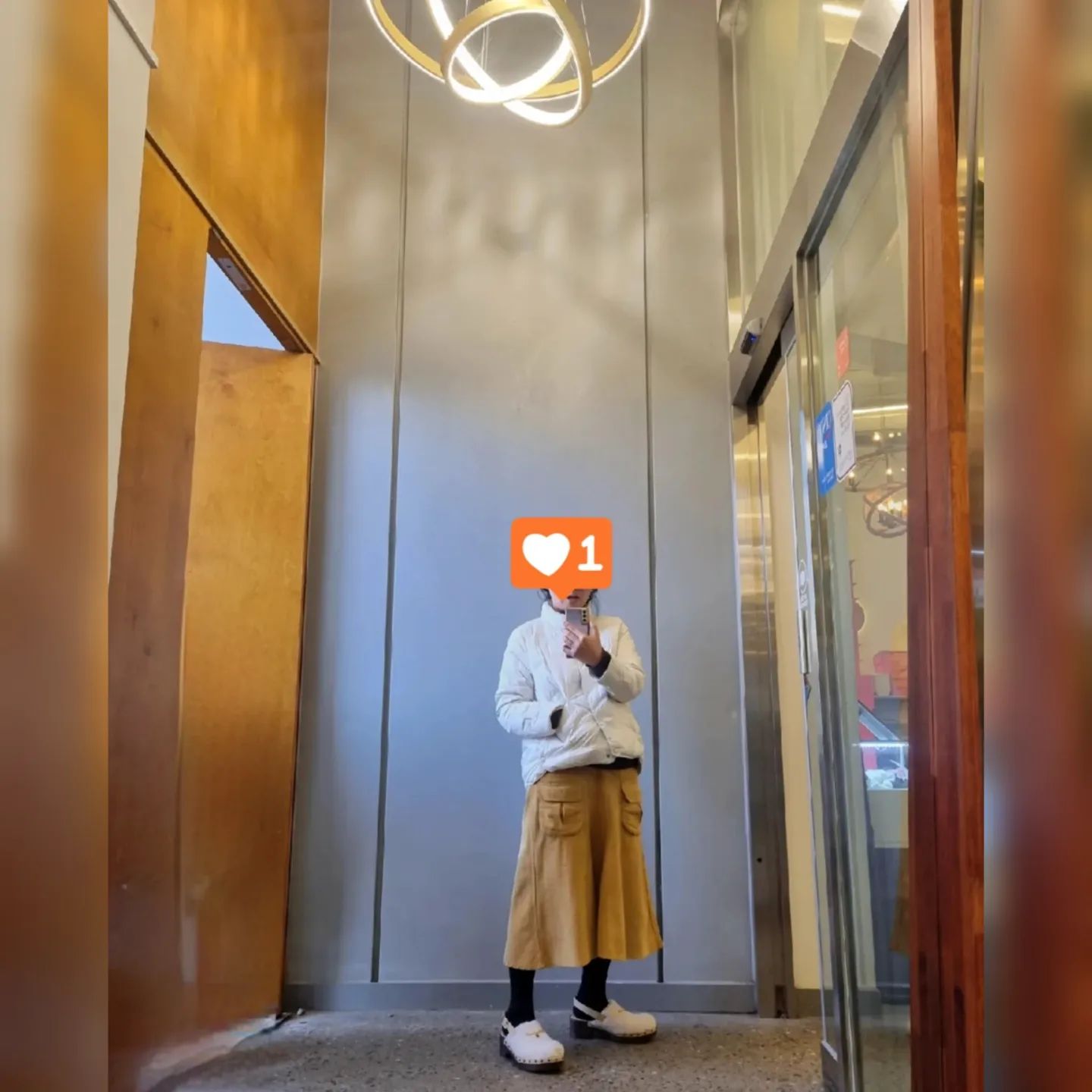 💜

이번 클로그도 성공적
진심 요즘 나오는 클로그 중에 제일 예쁨..❣️

걸을때마다 조그맣게 찰랑 소리나는 
참 장식도 좋고 뽀글뽀글이도 좋고
추운 겨울에도 따뜻해☺️

그리고 은근히 어떤 옷에나 잘 어울림 후뚤마뚤 신발 인정!!!
나는 신는다. 하얀색. 때가 타도...
⠀⠀
⠀⠀
⠀⠀
⠀
#서러1988 #sutter1988 #클로그 #코케트 #슬리퍼 #하얀색 #신발 #겨울신발 #추천 #구두 #화이트코디 #겨울코디 #클로그코디 #ootd #좋아요 #오빠가사줌 #헿 #쌩큐
