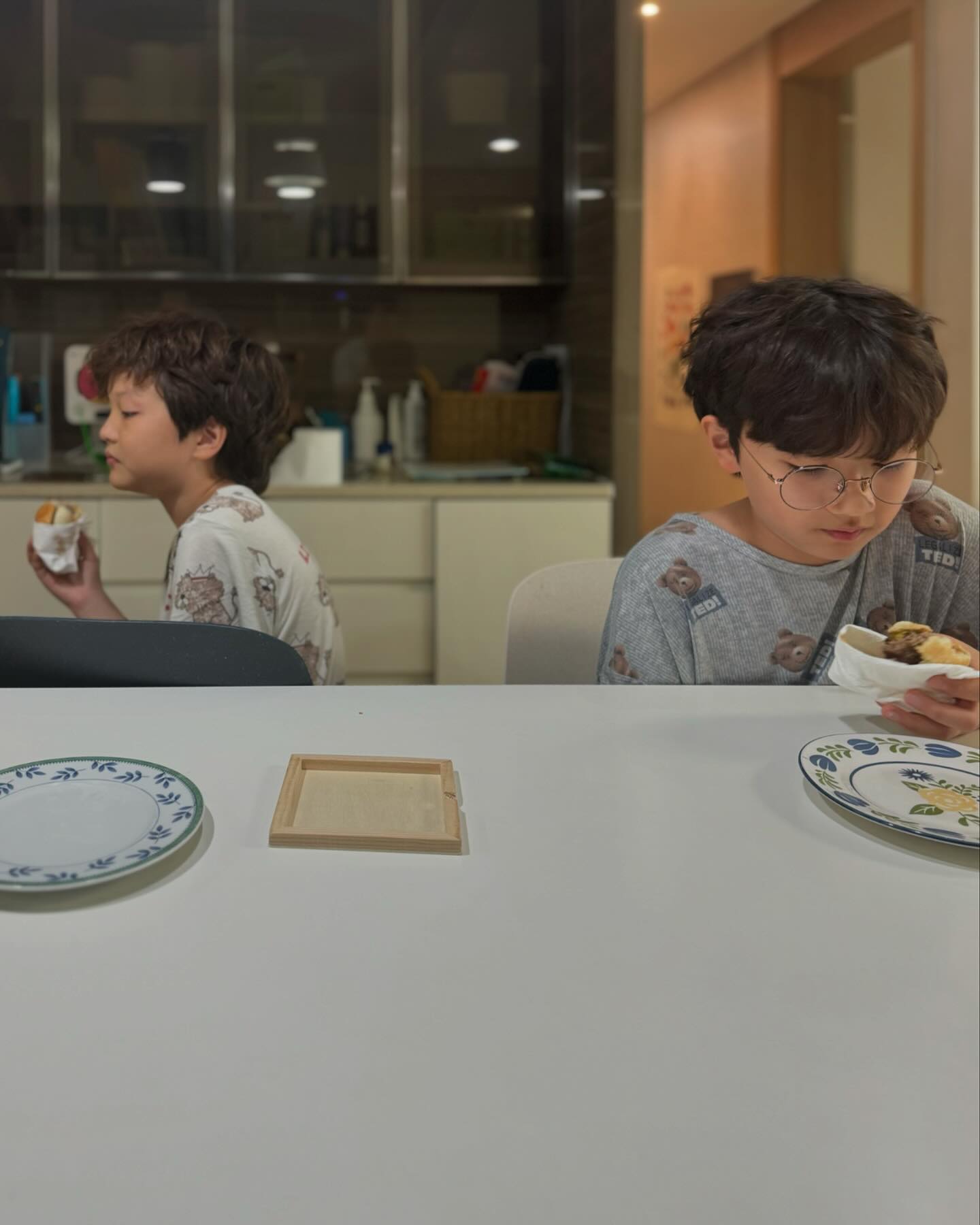 #프로삐짐러
하루에 골백번도 더 삐지는 애
삐져도 햄버거는 못 참지
그와중에 맛은 있는가베?
모찌시절 생각남
#애미표햄버거#1인2버거는기본