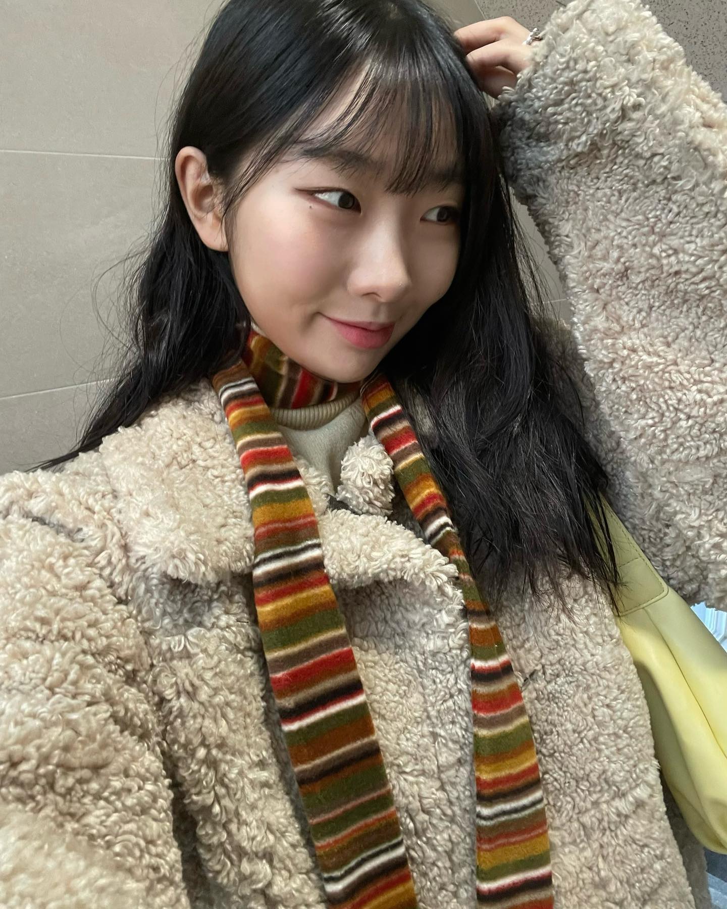 머플러 왕 귀엽다 🤓
사실 네이비 갖고싶었는데 집에 브라운 계열 옷이 많아서
옷장을 고려하여 브라운으로 결정 ,, 
포인트 주기 딱 좋은 패턴에 길게 늘어지는 길이감이 최고 👍

#슬림머플러 #슬림머플러추천