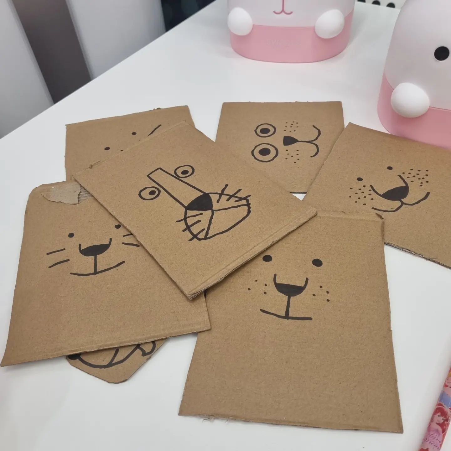 쉬는날 뭘 할까 했는데
아이들이 너무 좋아했다♡

우리집 가을🌾🍁

#낙엽놀이