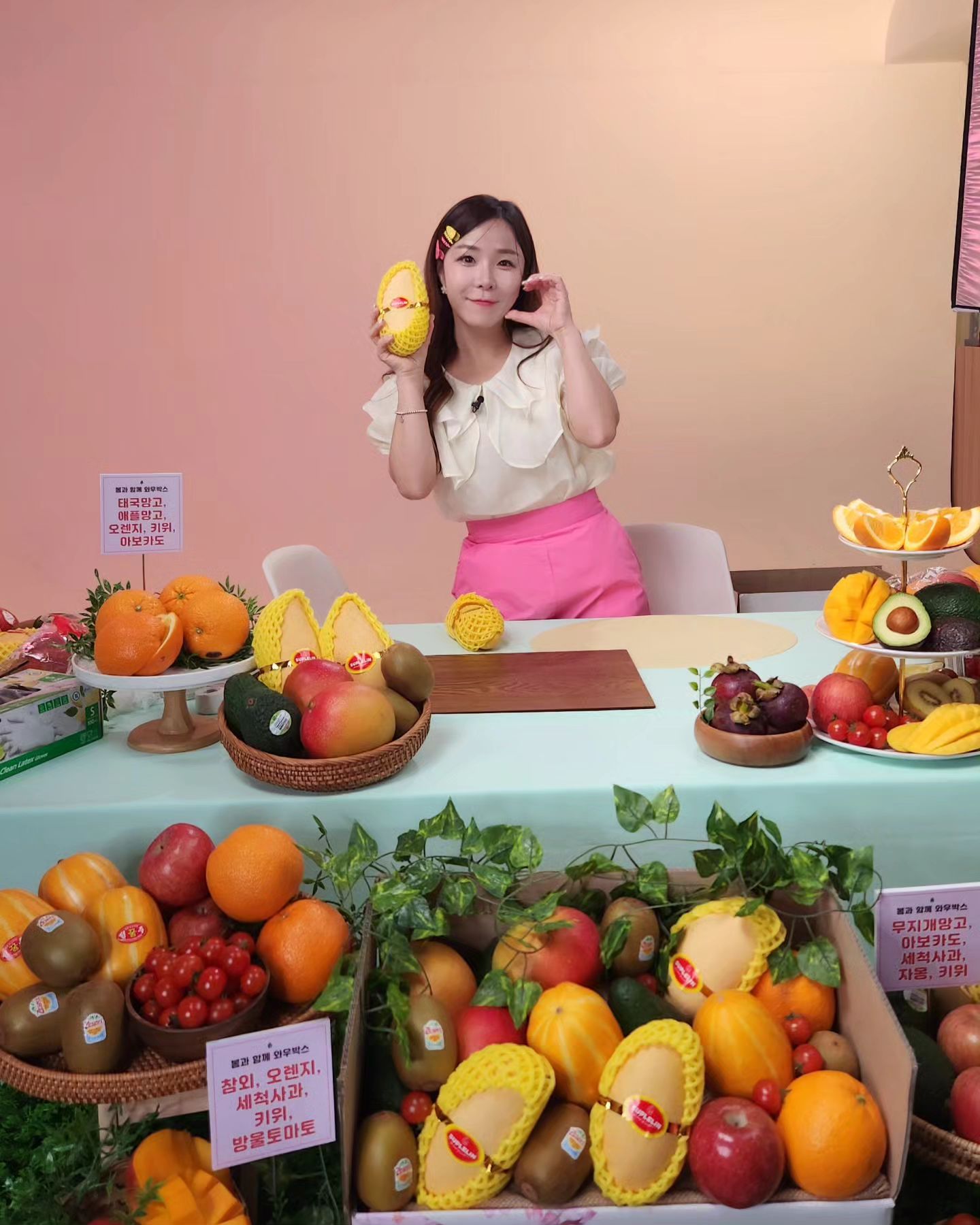#방송예고 🍓

올 여름 열대과일부터 참외, 수박, 복숭아는 4일 동안 천도, 백도, 납작복숭아까지 종류별로 제철과일을
촵촵 방송했는데용💕 덕분에 재배현장도 가 보고 포도미인대회에서 이름이 바뀐 #포도피플 당선자 훈남훈녀들과의 호흡도 맞춰봤어요><

그런데
어느덧 벌써 겨울이네용ㅠ.ㅠ 겨울하면 떠오르는 과일은?
#딸기

원래는 봄이 제철이지만 하우스재배로 겨울로 철이 바꼈다고해도 과언이 아니래요! 이유는! #겨울딸기 가 봄딸기보다 성분과 당도가 높고 비타민C는 감귤보다48% up! 항상화성분은 사과보다 4배가 더 많다고 하더라구요🍓🍓👍

그래서 오늘은 딸기중에도 신품종, 제2의 샤인머스캣, 복숭아향이 나는 #알타킹 으로 함께 해 볼 예정입니다🍓 
👉오늘(29일) 네쇼라 3시30분 live_firm 민생상회에서 함께해딸기🍓🍓

혼자 살게 되면 잘 안 먹게 되는 과일이지만 그래도 꼭! 제철과일은 먹어야 되는 이유! '제철과일 먹는 것이 열보약 부럽지 않다' 라는 말이 있으니까?🍓 

앞으로 더 추워질 겨울! 제철과일 달콤한 알타킹 딸기먹구 힘내쟈구용💕 

#라이브커머스#쇼호스트현아#쇼호스트섭외#과일전문쇼호스트#제철과일#아이간식#알타킹