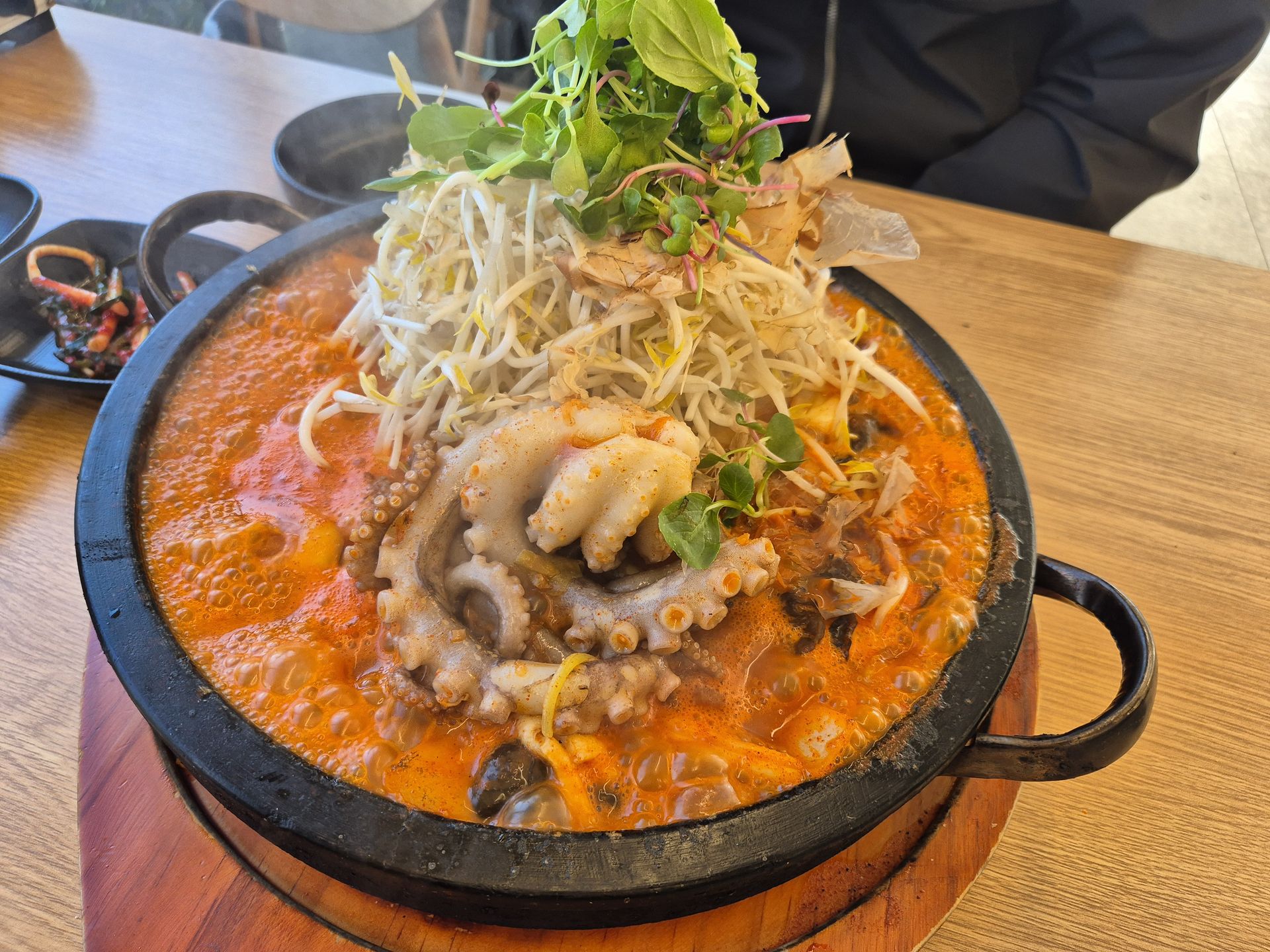 단풍 구경하기 좋은 팔공산 드라이브 후 팔공산맛집 들리기~!!!
팔공산돌짬뽕 핵존맛~^^
탕수육도 식감이 남다르다...ㅋㅋ
양이 푸짐해서 가족 외식장소로 가성비 짱~!
맛도 맛이지만 너무 친절하신 사장님 덕분에 기분이 더 좋아지는곳~!

🍜 팔공산돌짬뽕
대구 동구 서촌로7길 5
영업시간
평일 11:00 - 15:30
주말 11:00 - 19:30

#팔공산맛집 #대구돌짜장 #대구돌짬뽕 #돌짬뽕 #팔공산돌짬뽕 #팔공산밥집