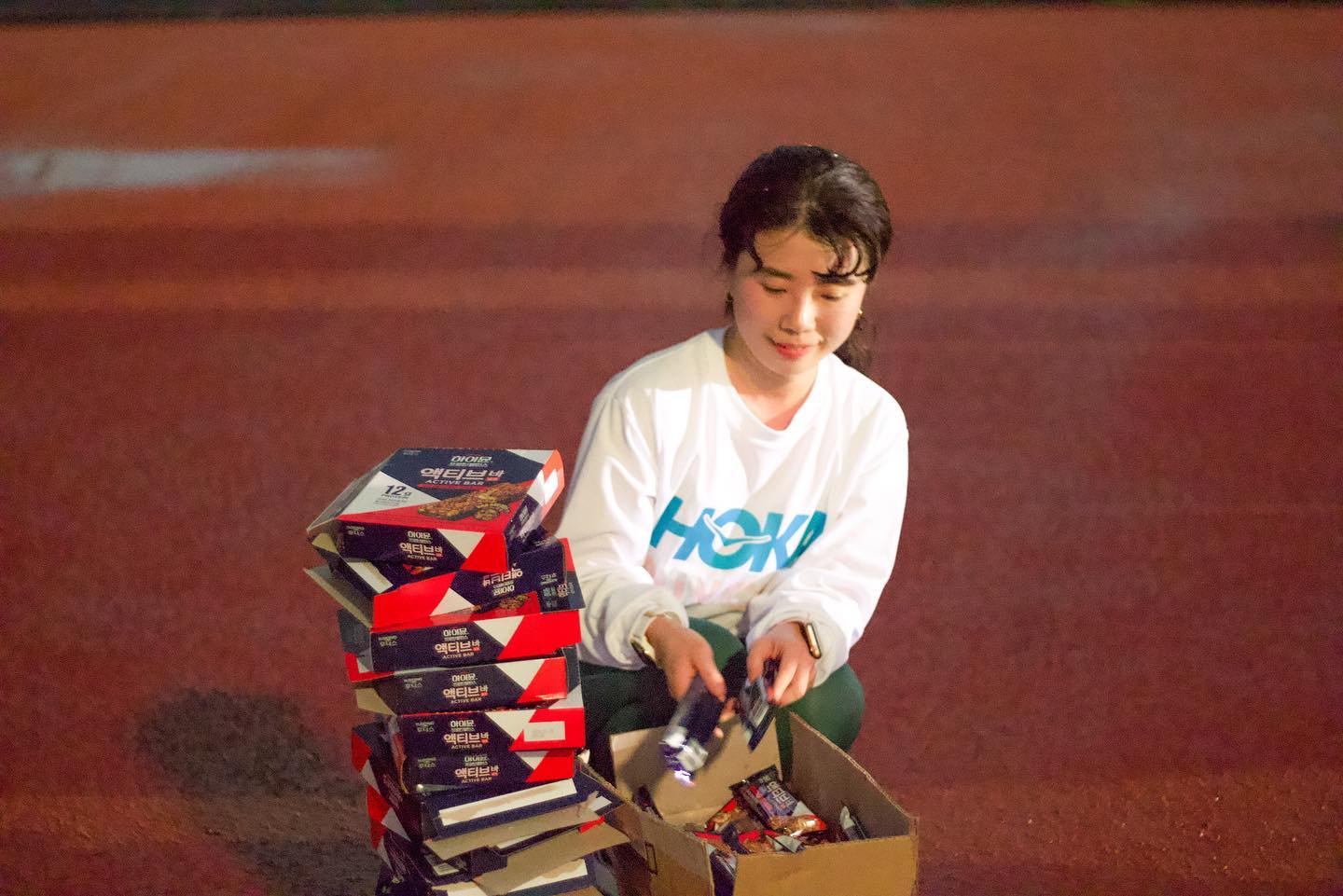 위런위듀 x 하이뮨 액티브라이프
하이뮨액티브라이프에서 위런위듀에게 하이뮨액티브바를
지원해주었습니다.

crew_wrwy 
himmune.active_official 

하이뮨프로틴밸런스액티브바는
운동 전 식사 대용부터 운동 후 빠른 단백질 충전과
당 충전까지 모두 해결가능한 액티브바입니다.

위런위듀크루원들과 함께 정기런 끝나고
빠른 단백질 충전과 당 충전까지 완료
하이뮨 액티브바 덕분에 오늘도 당충전 UP

너무 많은 액티브바를 지원해주어
화요일 정기런마다 크루원들과 함께 당충전을
할 수 있을거같아요.💕

추운겨울인데도 지치지 않은 위런위듀
동계훈련도 하이뮨액티브바와 함께♥️

#협찬 #하이뮨 #프로틴바 #단백질바
#하이뮨액티브바 #액티브특별시 #위런위듀 
#안산러닝크루 #러닝크루 #run #running