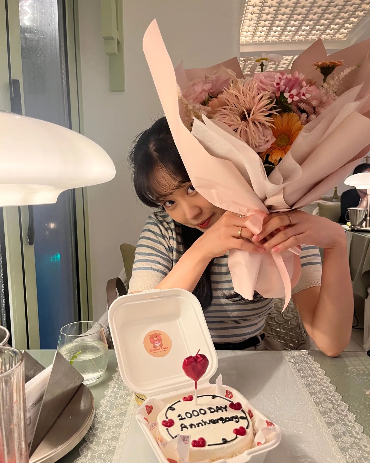 둘다 기념일에 무딘 성격인데
갑자기 밥먹자고 해서
하루전에 식당찾아서 예약하고
당일에 꽃이랑 케익 주문함

그나마도 꽃 픽업하느라 늦고
길 잘못찾아서 늦고...;;
예약금 날릴까봐 가면서 전화 주문^.ㅠ
시간안에 못먹을까봐 푸파했다!

차에 우산 두고 내렸는데 
폭우내린것까지 완벽!

안하던짓은 하지말자구🤗

#230713