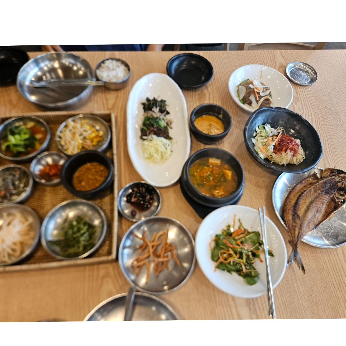 #이동맛집#이동곤지곤지#
#아기의자식당#먹방#먹자#
👉🏻👉🏻👉🏻👉🏻👉🏻👉🏻👉🏻👉🏻미시오👈👈👈👈👈👈
점심시간쯤 가니 대기표 받고 15분 기다림
돌솥밥 보다 그냥 보리밥이 괜찮아요^^
고등어한마리 추가해서 점심해결
칼국수 튀겨서  바삭하게 나오는데  국수과자 인데  별미랍니다.
3번 리필ㅋㅋ