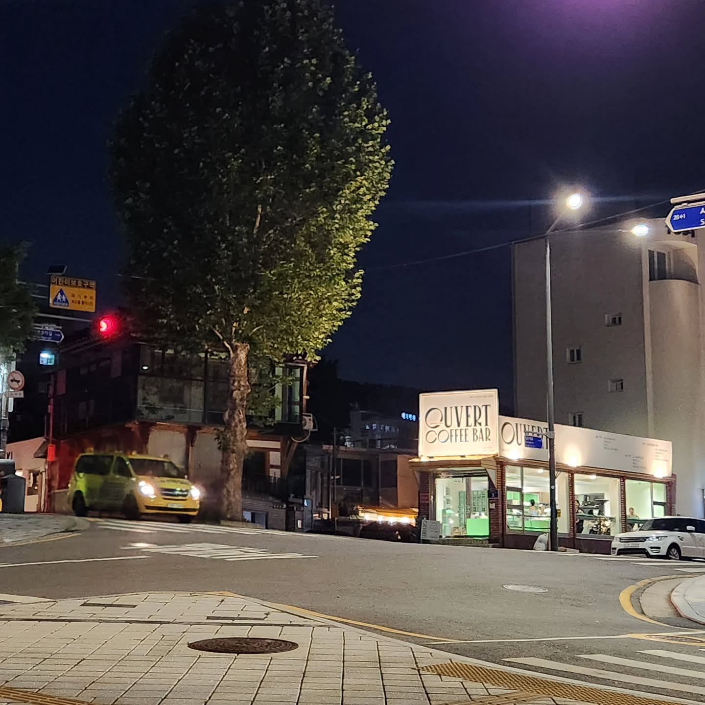 저카페는 안가지만
멀리서 보는 거리 모습이 좋와

카페는 #온그라운드 
#누하동 #경복궁 #서촌 #서촌카페