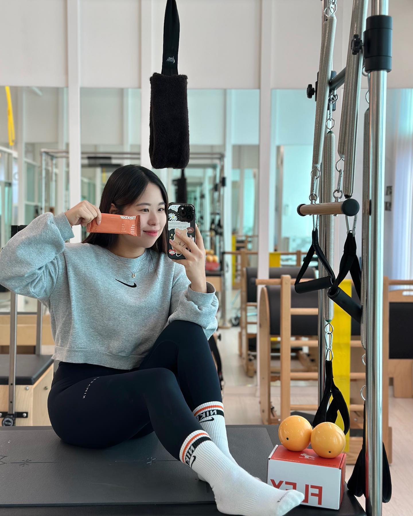 바쁜 요즘이지만 12월 가족여행가기 전 겸사겸사 조절하며 살짝쿵 #다이어트 해주고 있는데요
퇴근하고 집오면 늦은밤이지만 시간내서 식단짜고 챙겨먹으면 괜시리  더 뿌듯하고 보람차더라구요🥰❤️

그중에서도 간식대용으로 잘 챙겨먹고 있는 #프로틴바 가 있는데요 !
요거트에 같이 먹어도 되고 단독으로 먹어도 초코칩이 콕콕 박혀있어서 넘맛탱이라는 ,, 맛도 맛이지만 식이섬유, 아르기닌, BCAA까지 균형잡힌 영양소가 다 들어있어서 넘 좋더라구요😋

제가 이 #플렉스바 먹고 넘 마싯어서 주변 강사님들이랑 회원님들에게 선물로도 줄 정도로 만족도 짱짱인 제품이라 피드를 안쓸 수 없었어요 .. ( 내가 맛있는거 주면 내가 진짜 애정하는 거임 !!! )

쿠앤크, 초코카라멜 2가지맛 중 제픽은 초코카라멜맛이예요🧡🤎
지금 ✨100명한정 3000원 할인쿠폰✨주니까 구매하실분들은 언눙 달려가세요 ~~~~ ! 
#벌크업온 #프로틴바추천 #단백질바 #단백질바추천 #supportyourmuscle