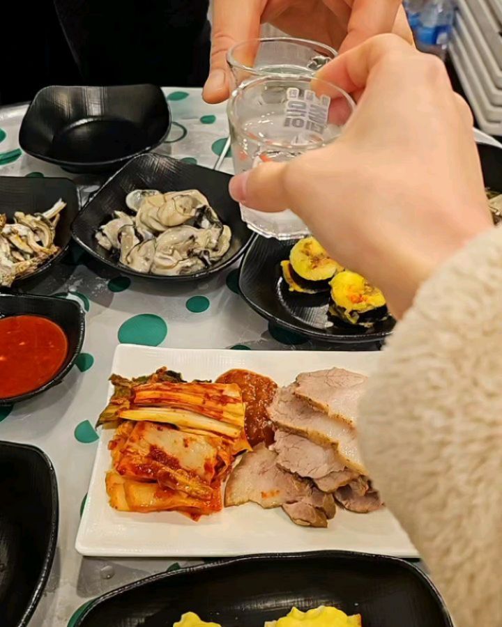 #보수동건강탕제원

작년부터 직장동생한테 들은것도 있고 집근처라 드디어 예약해보고 오게된 보수동핫플💖
1인 2만원인데 주는게 엄청 혜자라구용 사진엔 다 안나왔지만 버섯밥에 달래간장과 새우장과 가리비찜까지 어마무시하게 서비스 팍팍 주시는데 술이 쭉쭉 들가드라구🍻
아숩게도 해산물을 안좋아해서 손을 대진 못했지만 그외의 안주들이 많으니 베리굿
도다리쑥국도 처음 먹어보는데 깔끔하게 감칠맛 제대로라서 많이 떠먹음
메뉴는 주마다 쪼금씩 바뀐다하시니 피드 잘보고 예약하시면 될듯ㅎㅎ
이렇게 또 중구 맛집하나 도장깻다 헤헤🫶