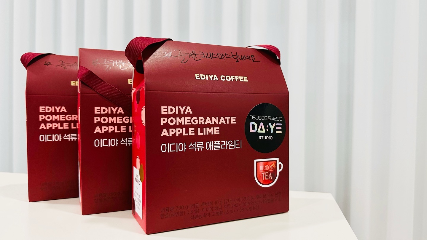lotteglogis_official #롯데택배 기사님 하구 대리점장님하구 ,직원아가씨꺼.

#크리스마스선물 ediya.coffee #이디야커피 #이디야 #석류애플라임티 #선물세트