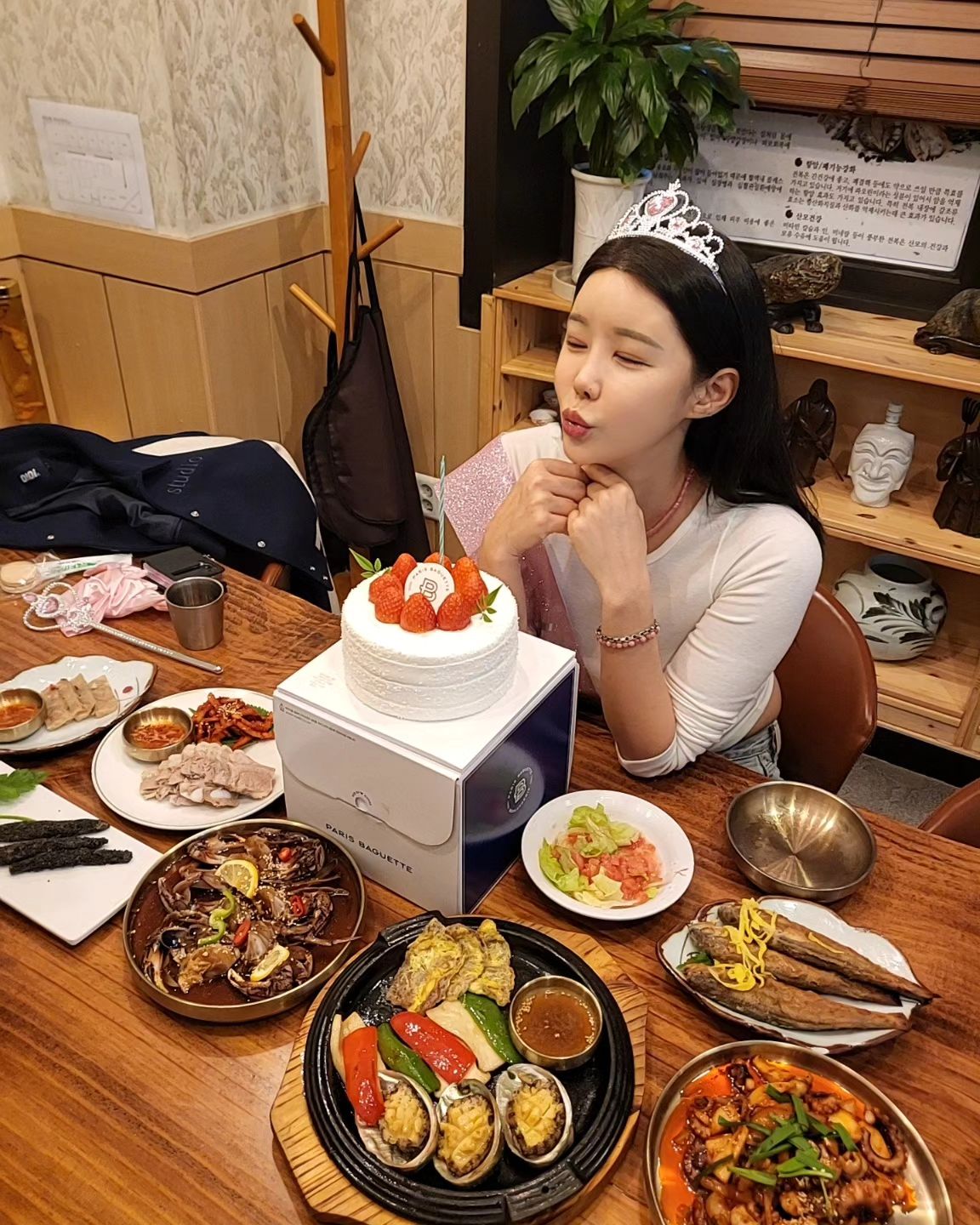 먼가 점점 그냥 지나가는(?) 생일이지만 
챙겨주는 그대들이 있ㄱㅣ에 행복했어요♡
생일축하해 주셔서 모두모두 감사해요~~ 
먼저 챙기지못해도 챙겨주셔서 
올해도 감사한 생일이 되었어요~~~~
고맙고 감사해요^^/♡

#생일