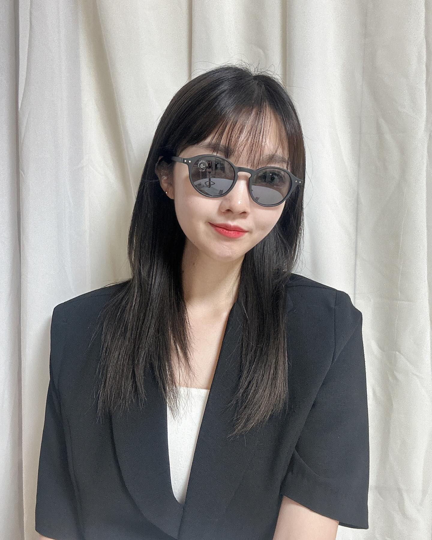 #협찬 #이지피지선글라스 

모던한 디자인과 편안한 착용감으로
남녀노소! 누구나, 언제나, 어디서나
착용하기 좋은 선글라스를 발견했어요😎

바로 [ 이지지피 아이코닉 선글라스 ]👏🏻

대중적인 디자인에 합리적인 가격으로
실제 전 세계의 유명 셀럽들의 사랑을 받은 
선글라스에요!

Bisphenol A (BPA)-Free 로!
환경호르몬 비스페놀 없는 저자극성 소재👍🏻

프레임이 플라스틱 소재로 정말 가벼워요!
하루종일 쓰고 다녀도 완전 편-안🎵

oboncorp 

#데일리선글라스 #가벼운선글라스 #선글라스추천 #프랑스선글라스 #패밀리선글라스 #편한선글라스 #생활안경