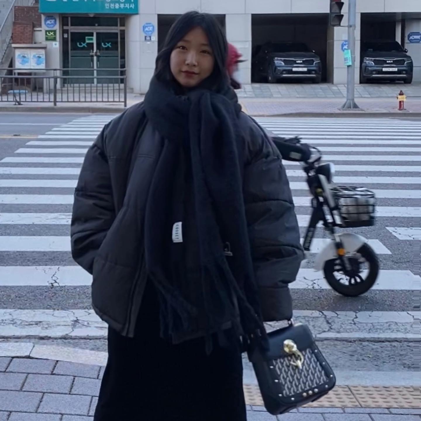 코디에 앞서 가장 신경쓰는 부분은 아무래도
슈즈 다음으로는 백이 아닐까 싶어요.
그중에서도 가장 좋아하는 크기의
”딱 필요한것만 넣어“ 크기의 백은
진짜 또 제가 사랑하거든요🖤🤎

dellest_public #dellest #italybrand