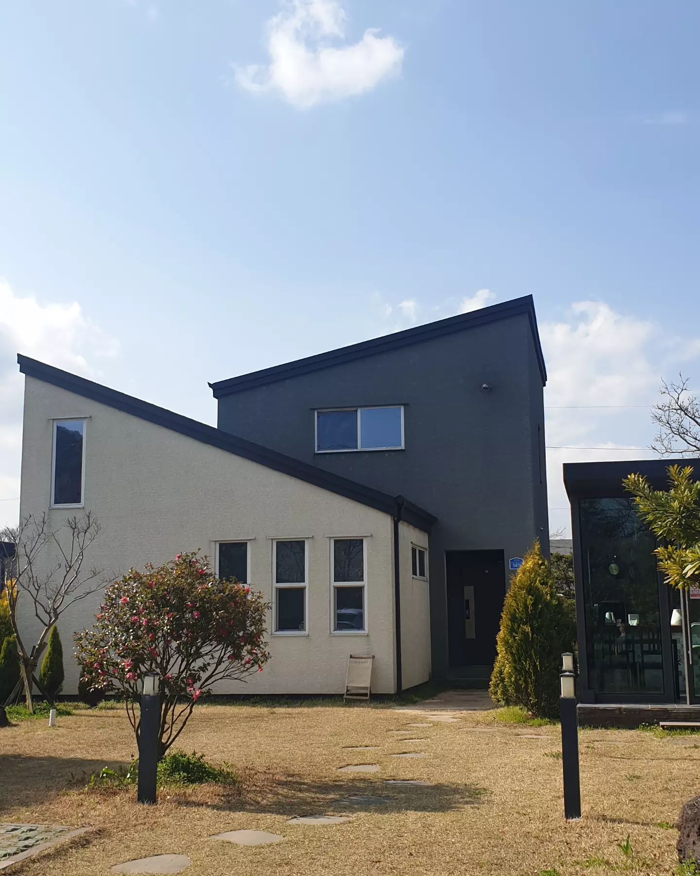 깨끗하고, 감성이 넘쳐났던 독채 숙소 .

2박은 제주 돌담집에서 지내고 , 마지막날 머무른 곳인데 또 다른 매력에 좋았던 추억 🌼🌸 .

요즘 표현으로 ' 감성지렸다 ' 라는 말이 나오는 곳 .
액자와 의자와 소품 곳곳 센스와 감성덩어리 🌵🌻 .
폭삭폭삭한 침구와 하만카돈 스피커까지 🎧 .

사진으로 다 담지는 못했지만 참 좋았다 ❤.

1층 방 2, 거실 , 화장실 1 .
2층 방 1 , 거실 , 화장실 1 , 다락방 1.
주방겸 다이닝룸 외부별도 공간 .

#제주여행 #제주그램 #클라우드나인 #제주클라우드나인 #제주숙소 #제주펜션 #내돈내숙 #일상 #가족그램 #다둥이네 #일상 #다둥맘