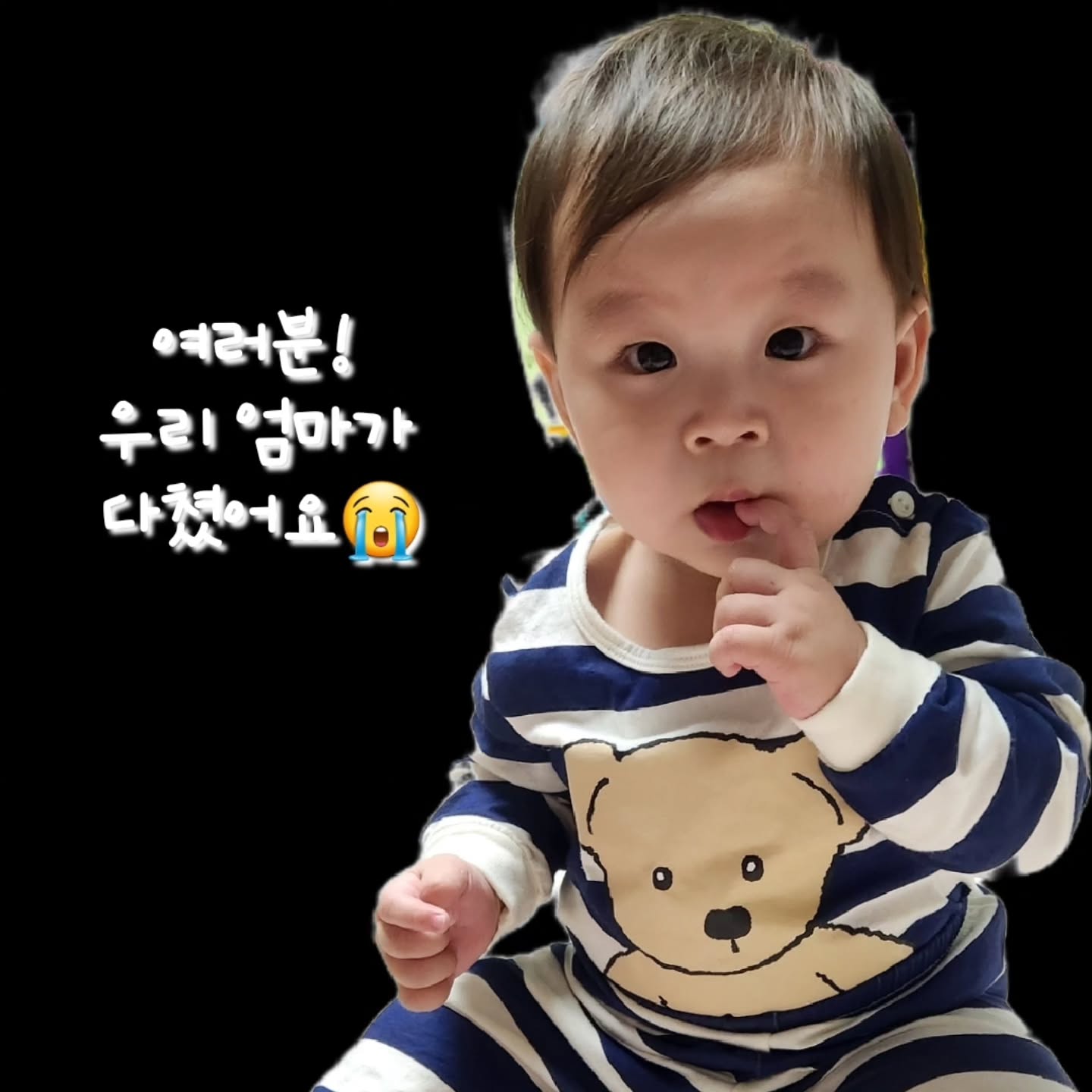 #파란만장한이틀 #마지막영상해피바이러스

다들 눈 조심하고 계신가요?

어제 첫눈 보여주러 옥상갔다 내려오면서 계단을 한칸 못봤어요ㅠㅠ
주엘이 아기띠하고 있었는데 다행히 저만 ....

어제 눈이 너무 많이 와서 못가고 오늘 남동냉이 병원데려다줘서 다녀왔는데...
인대가 한개는 끊어지고 한개는 늘어나서 뼈좀 뜯어지고....
주사맞고 물리치료 했고 깁스하고 약 먹고 4주.... 
우선 일주일 있다 다시내원

한달은 집에... 있어야할듯 해요ㅠ

주엘이와 헬육아 시작이에요😭😭😭

이 와중에 이엘이는 엄마의 손과 발이 되어줘서 무한감동이에요😍

이엘이 주엘이 노는거 보니 둘째 낳길 너무 잘 한것 같아요^^
이렇게 웃게 해줘서 더 고마운 아가들이에요🩷

#20241127 #20241128 #8살차이형제 #아들맘