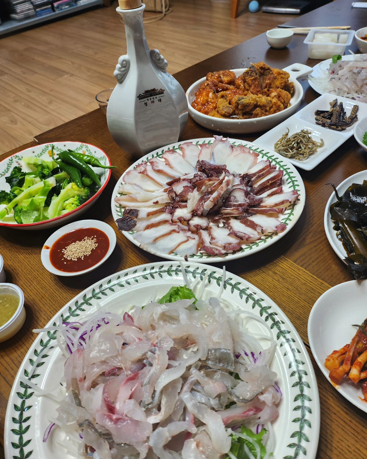 24.03.16-17 포항🩷

언제나 최고 #엄마표밥상🥄 청와대 술도 먹어보고 또 폭식하기😅
조카들이랑 #영일대해수욕장 밤산책🧒👧🙋‍♀️
어머님이랑 구룡포 예쁜 바다뷰 #파도카페 갔다가 잠깐 바다본다고 내려갔는데 내 눈앞에 보이는 도로가의 거북이🐢 바다에 풀어주기! 로또사야하나?🤭 또 사랑 넘치게 받고 가는 사랑이😍

#포항
