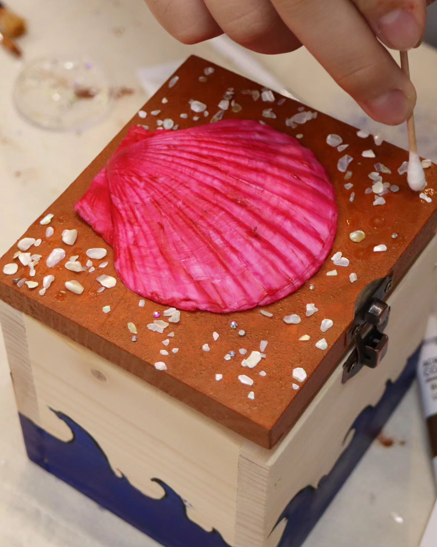 remember__wood 리멤버우드 공방  대표님
고맙습니다 #로컬의가치 #나무공방 

너무나 좋은 작품을 담아준 우리 소리크루님들도 
너무 감사해요. #마음상자

동구릉에서 소리를 담고 길을 따라 조금만 걸으면 
마주하는 로컬공방에서 마음상자를 만들었어요. 
정성으로 제작해주신 상장에 담아내는 나의 예술감성
온전하게 소리를, 나를 담아내는 이 순간, Oh!늘을 
만납니다🎧 

산책하는소리,이야기하는 마음학교🎧

나에 대해, 내가 살고 있는, 내 주변을 들여다보며 
환경에 휘둘리지 않는 단단한 나! 를 만들어가는 시간
나로 오로지 살아내는 힘, 그 지혜를 오늘! 

우린 Oh!늘을 만나며 가치로운 시간을 만들어갑니다. 

소리가 이야기가 되는 순간 우리는 꿈을 이룬다.
-경기이룸학교2024 산책하는소리,이야기하는마음학교- 

#꿈 #성장 #나 #중학생 #경기남양주교육청 #동구릉 
#구리시 #구리여행지 #로컬투어 #사운드스케이프 #경기도가볼만한곳 #미래인재 #예술감성