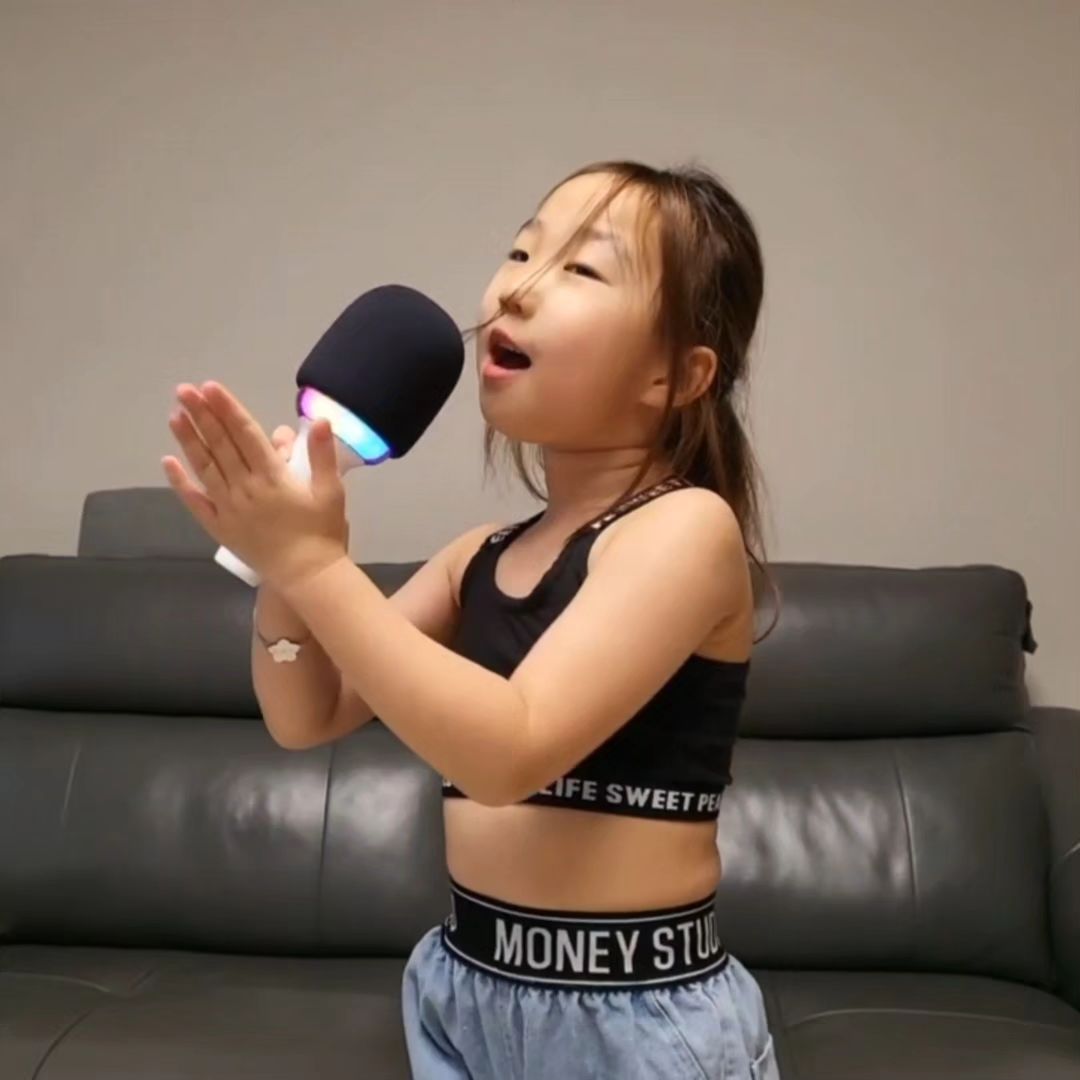 공부보단 춤과 노래가 훨~씬 즐거운 첫째딸
#예비걸그룹지망생 꿈꾸는 귀요미

벌써부터 크롭티가 좋고 머리도 염색하고 외모와 패션에 진심인 #예비잼민이