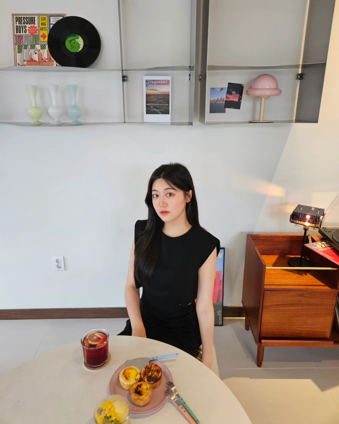 #협찬

대구 유일의 올리브그린색의 벽돌 외관 부터 시선을 사로잡는데요 

빈티지 가구와 특별한 인테리어가 눈에 띄는 이곳 🤍💘
포토존이 엄청 많은 

대구신상 카페빌리어네어 입니다! ✨️

10여종의 직접굽는 타르트와 고급 원두를 사용한다고 하네요 

타르트 먹어봤는데 다 너무 맛있고 대워서 주셔서 더 좋아요 

주차도되고 굿굿 

 매장 앞 '소문난부자 돼지국밥' 방문 후 카페 방문 시 10% 할인 진행 중이라고 해요 

cafe_billionaire_ 

 #대구카페 #대구칠곡카페 #대구타르트맛집 #대구신상카페 #칠곡3지구카페 #대구빵지순례 #대구디저트맛집 #대구칠곡맛집 #대구칠곡디저트맛