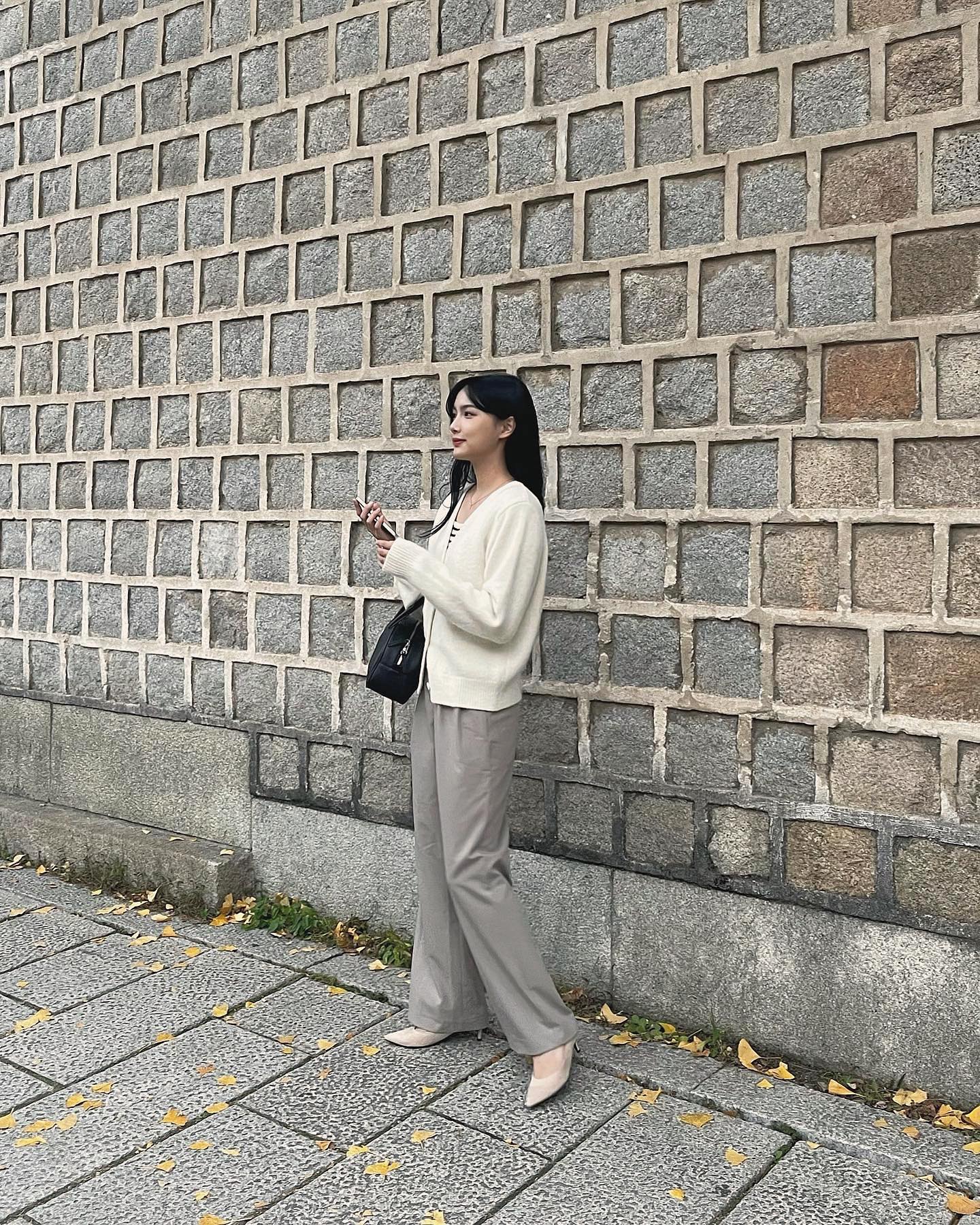 #ad 

세이나 경복궁 가을에 찰떡 신발 👡🤎

.
.
.

#sappun #이베브 #세이나 #사뿐 #사뿐러버 #sappunlover #경복궁 #서촌 #북촌 #광화문 #gyeongbokgung