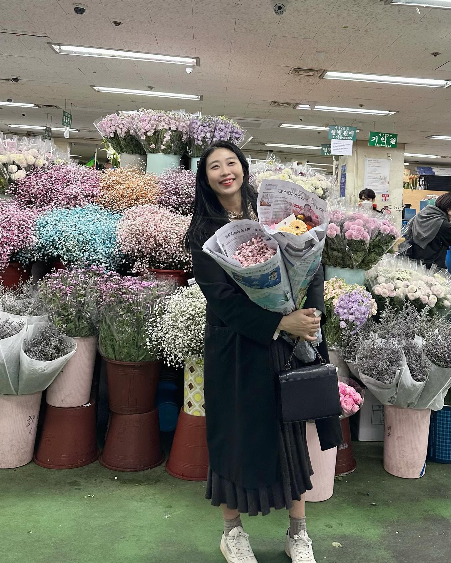 두번째 식물원,,,, 💓
집이 멀어지니 이제 점심에 활동할 수 있는 클럽을 찾아뱌야겟다 했는데 짧고 굵게 그리고 힐링되는 식물원의 등장 ✨ 이로케 다들 꽃 좋아하는 줄 몰랐쟈나? 뉴 클럽생기자마자 인원초과에 두팀으로 나누ㅓ서 진행되기까지🫢 아슬아슬하게 합류하게되어 넘 기쁘고, 내친김에 아침 꽃시장 당번도 자처해 다냐왔더니 직접 맘에드는 꽃 고를 수 있어서 넘 죠아따 ! 사무실 곳곳이 화사하고 꽃향기 가득 〰️🌷🌹🪻🌺🌸🌼🌻 바쁘게 키보드치며 모니터보다가 사알짝 고개돌려서 꽃보면 기분죠아진당 🫶🏻
