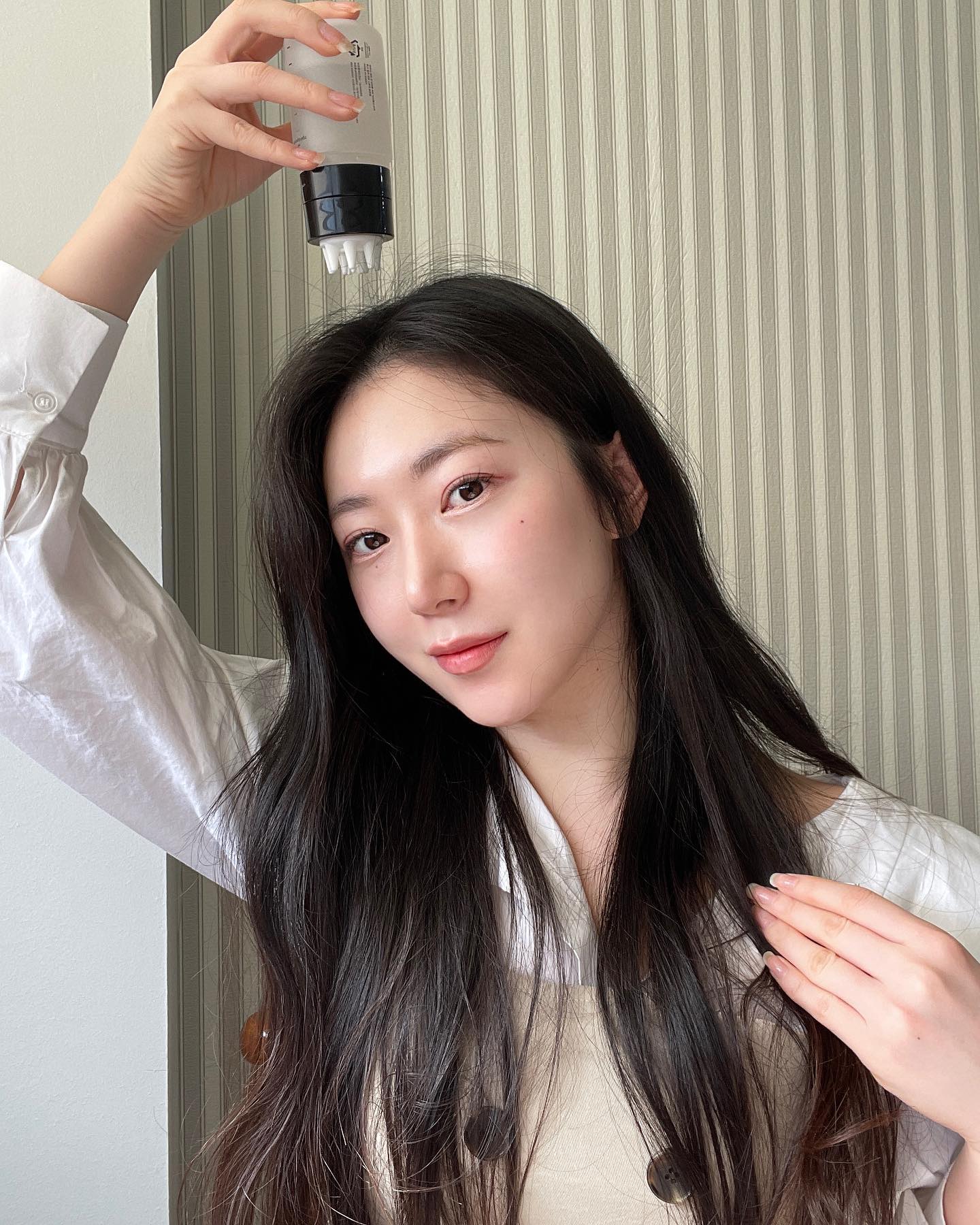 #협찬 인데 왜이제 알았지? 신세계😳! 무조건 또살템
올리브영 1위 품절 대란템 이라길래 얼마나 좋은가 했는데
진짜 삶의질 상승템 그자체 🌿

다들 써니 피부 좋다고 하지만,
문제가 많은 두피여서
두피에 바로 짜서쓰는 얇은 튜브형식, 왕면봉, 손에 짜서 바르는 앰플 등 안써본게 없는데

#리필드헤어토닉 이 가장 간편하게 두피에 직접적으로
흡수되고, 아침에 머리감고 꾹꾹 세번만 눌러주면 
두피케어 완료 .. 심지어 많이 발라도 떡짐 현상도 없어요 
진짜 어떻게 이런 편하고 똑똑한 상품을 만들어냈는지,
상받아야하는거 아닌가 할정도로 신박템 🌟

‘두피도 피부야’ 두피를 늙지않게 관리하면
자연스럽게 풍성한 머리숱 유지할수 있지요 ദ്ദി•̀.̫•́✧ 
두피속에 영양을 채워 탈모증상완화에 도움을 주고
리필드 독점성분인 사이토카인 2종으로 장시간 사용에도 떡짐없이 산뜻-! 🌿
쿨링 효과장난 아니여서 아침마다 머리맑아지는 기분이에요 
저자극 약산성 제품이라 남녀노소 임산부도 사용가능
여름에 두피열 많은분들 젭알 꼭 써봐요 진짜 강츄 🧊🥶

refilled_official
#리필드 #헤어토닉 #두피케어 #탈모케어 #올리브영헤어토닉 #두피홈케어 #리필드헤어토닉