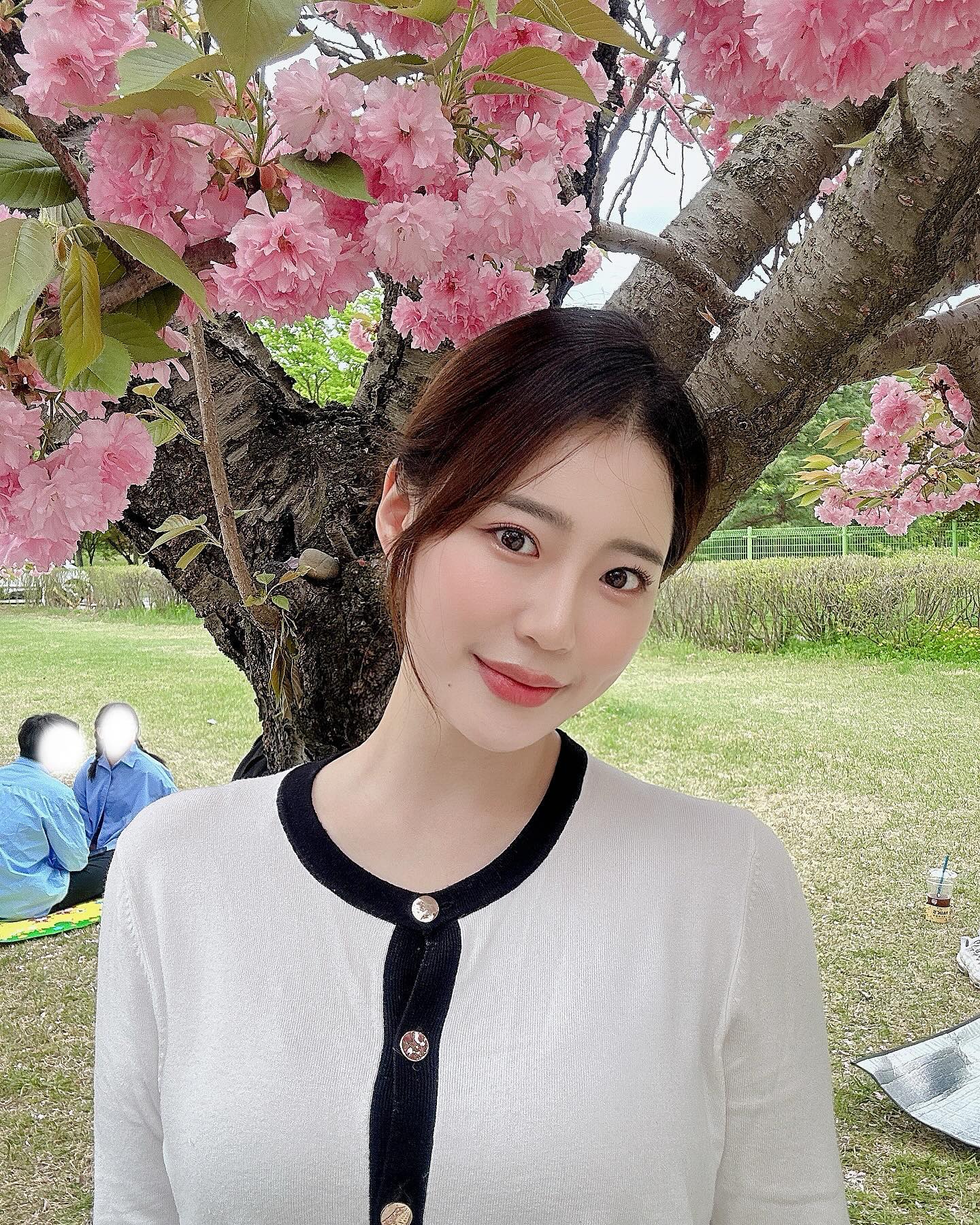 집에 가고싶었던 날 기어코 끌고가더니 겹벚꽃을 보여준 건희🌸 큼큼 곰맙따아-!
.
.
.
.
#미사 #미사리조정경기장 #미사겹벚꽃 #겹벚꽃 #꽃놀이 #selfie #셀카 #하남 #하남시 #벚꽃 #부부스타그램