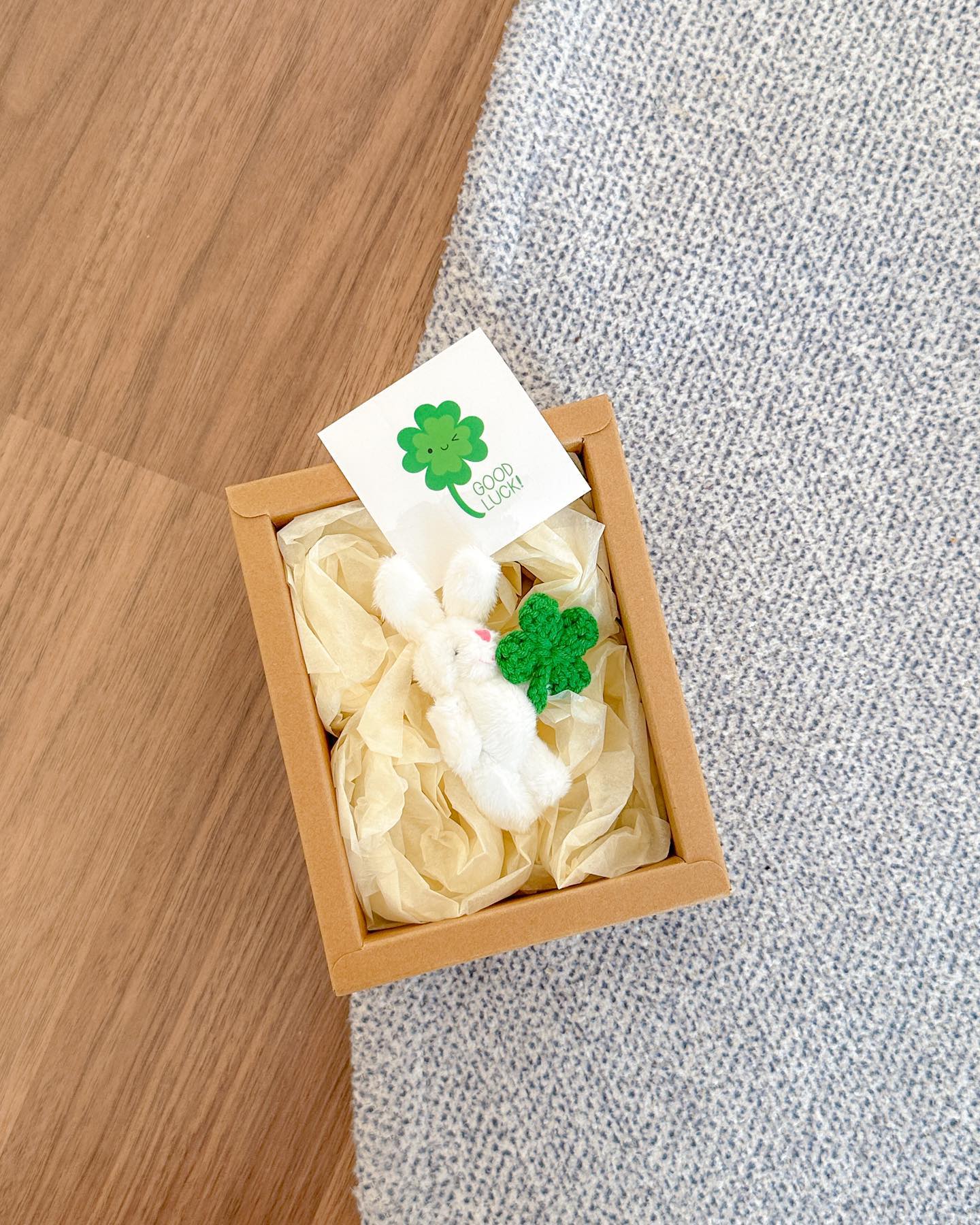 #협찬 행운을 부르는 럭키래빗 🐰🍀

요즘 다들 가방에 귀염뾰쨕한 키링 인형들 하나씩들 가지고 다니시는데요!
응원의 멘트와 함께 선물하기 좋은 귀여운 토끼인형을 소개합니다 🤍

다가오는 수능, 그리고 각종 응원의 순간들에 직접 꾸민 응원의 메세지와 함께 선물하기 좋은 키링이에요! 🫶🏻

초콜릿 엿 말고 색다른 응원 선물이 고민이라면 귀여운 토끼 인형은 어떠세요? 넘 귀엽걸랑요~🤭🤍😘

▫️구매처: 아이디어스에 #럭키블룸 #럭키래빗 검색🔍
▫️메시지카드, 유성펜, 꾸밈 스티커가 함께 구성돼요.

#수능선물 #키링선물 #토끼키링 #토끼인형 #응원인형키링 #응원문구 #수능대박