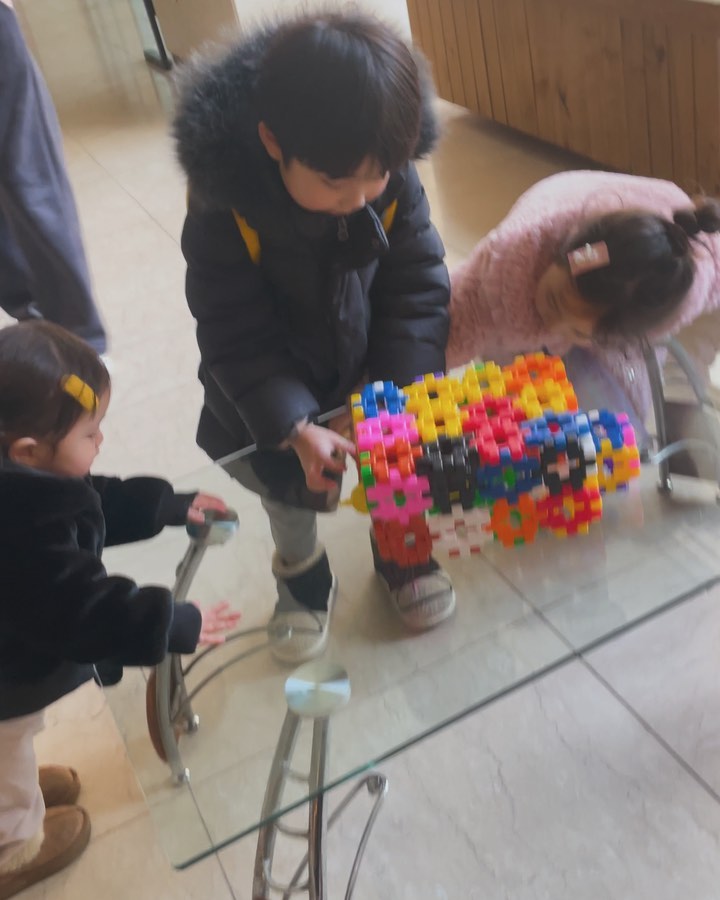 #쓰리로등원일상

로니오빠는 와플 블럭으로 만든
행복이(햄스터장난감) 집을 들고
내려와서 등원차량 오기전까지 놀고 
엄마는 다시 부서지지않게 두손받쳐
들고 집에와야하는 일상^^
(그래야 기분 좋게 등원을 해여…)

근데 안에 안방도 있고 화장실
햄스터 도는거랑 문열어야하는 열쇠까지
디테일하게 잘만듬🙊(도치맘 ㅋㅋ)

#로로남매이로아 #오등완 ✌️