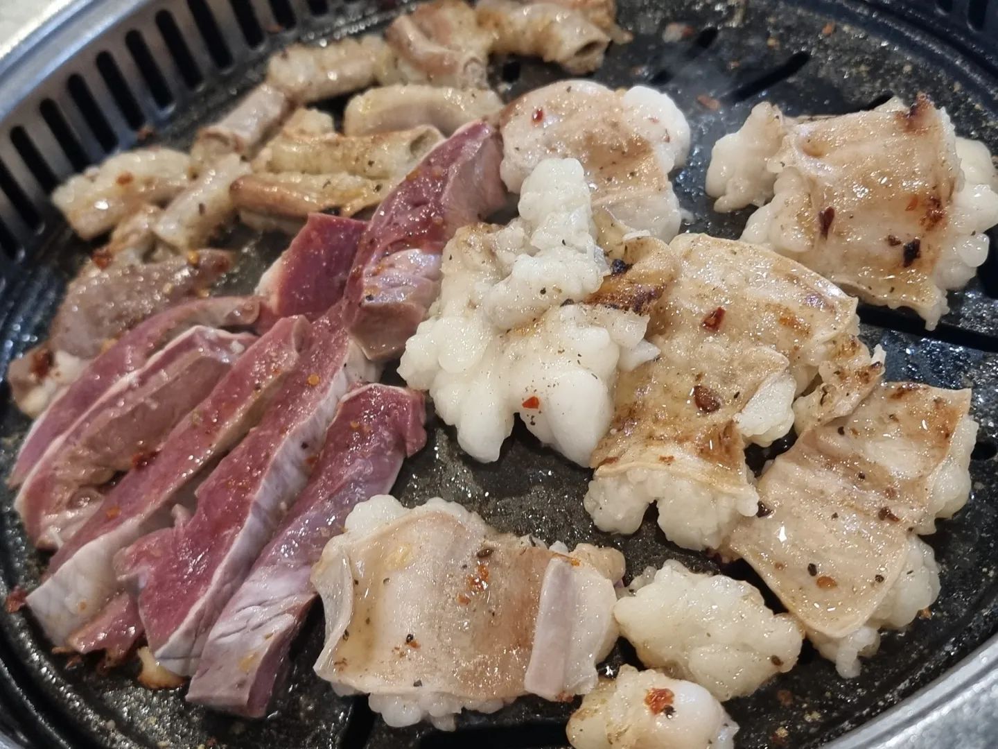 #협찬
.
야들야들한 소 모듬구이 🐮
곱창 / 막창 / 대창 / 염통 
특제소스와 부추무침과 함께하니
진짜 개꿀맛 😋
.
두번째 판은 꿀꿀이 삼겹파티 🐷
.
두툼한 고기는 말해뭐함
아삭한 콩나물무침과 명이나물과 먹으니
전혀 기름지지않아서 좋았음 
.
정갈한 상차림과 
폭폭한 계란찜은 또 어떻고 ㅋㅋㅋㅋㅋ 
홀도 넓직해서 단체회식하기에도 
적합할듯 😚💕
.
주문하면 그때그때 바로 
신선한 고기를 준비해주시니 
어찌 맛이 안 좋을수가 있겠는가 
ㅋㅋㅋㅋㅋㅋㅋㅋㅋ 
.
다음에 또 방문의사 있음 
.
#평택맛집 #용죽맛집 #찌개맛있는집 
#단체회식 #연말연초모임 #가족모임
#노란돼지집 #용죽점 #리뷰노트