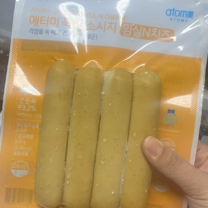 엄마가 찾은 소시지
국내산 무항생제 돼지고기 소시지🥢

애터미 꽉찬 소시지 세트

합성 첨가물 없이 재료본연의 맛 그대로!

진짜 통통하고

순한 소세지 맛이예요
간이 세지 않아서 좋더라고요.

돌지난 아이들 부터 입맛 없어할때, 아파서 뭐든 안먹을때 , 밥안먹을때 

소시지 칼집 내고 기름에 구운 다음에 나무젓가락에 끼워서 케첩 살짝 발라서 밥이랑 줘보세요

애기 어리면 잘게 가위로 소시지 짤라서 기름에 구워서 따끈한 흰쌀밥에 줘보세요

냠냠 오물오물 잘 먹을거예요
믿을 수 있는 국내산 원재료
3가지 맛 세트이고
임실치즈맛 1봉지
매콤2봉지
포크맛 2봉지 
총 5봉지에 (1000g)
22000원입니다!
한봉지에 소시지4개 들어있어요
매콤 소시지는 기름에 구워서 어른 맥주 안주로 좋아요~ㅎ

드시는 방법은
끓는물에 1분이내로 데워서 드시거나
기름에 구워드시거나
전자렌지에 20초~30초 데워서 드시면 됩니다

무료배송
드시고 싶으신분은 어서 주문해주세요~~

#건강한소시지 #아이들밥반찬 #애터미소시지#저녁에뭐먹지 #아이들간식#소시지 #육아스타그램 #술안주 #국내산원재료 #국내산#무항생제