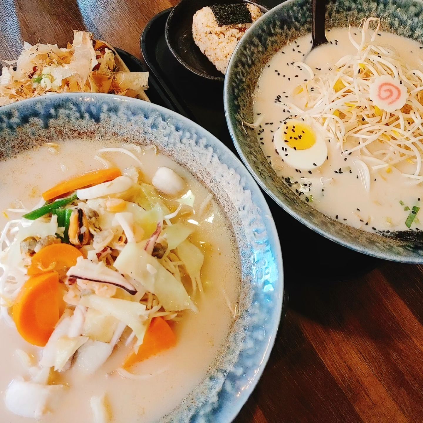 🍜 쇼부라멘 인천삼산점

돈코츠라멘 그리고 나가사키짬뽕 :)
양도 넉넉히 잘 나오는데 우린 많이 먹는 편이라
타코야끼에 오니기리도 추가😋

요즘 밥보다 면이 더 좋아서 큰일이당~

다음에는 파스타 짜장면 냉면 먹어야쥥🥢
면치기 행복해유💕💕💕💕💕

#먹보얄라 #쇼부라멘인천삼산점 #라멘중독
