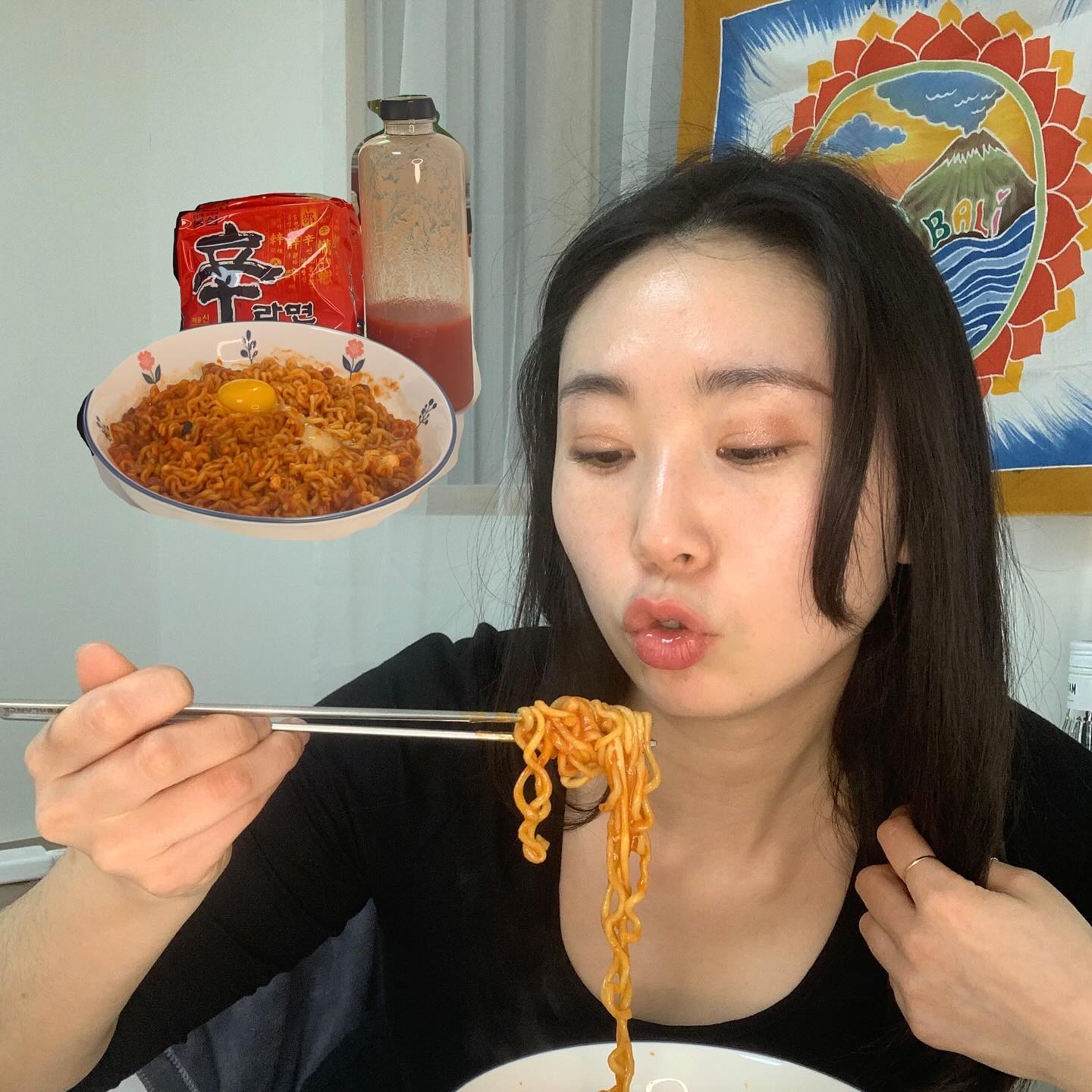 #광고 
설마 아직 이거 안먹어본 분 ? 🙌🏻

ღ’ᴗ‘ღ

🍅 아니 글쎄, 다들 토마토 신라면 왜케되길래 뭔데 호불호 ! 야 하고 궁금함 터져서 먹어봤어요 
👉🏻 그래서 먹어본분들은 호불 호 ? ! 

🏷️ #토마토신라면레시피 
1. 토마토주스 300ml / 물 250ml 넣고 보글보글 
2. 팔팔 끓때, 신라면 스프/면/파/계란 넣고 보글보글 

🍅 저는 중간에 파 투척 , 마지막에 파 투척 
👉🏻 아, 그리고 계란 노른자는 먹을때 툭 깼어요 ㅋ ㅋ 

🍅 그래서 제가 먹어본 맛은요 ? 
👉🏻 호! 호 !! 호 !!! 

ღ’ᴗ‘ღ

👉🏻 나중에 남은 국물에 식빵찍으면 그냥 빠네에요 💓

#농심 #신라면 #토마토신라면 
#신라면레시피 #레시피추천 
#간편레시피 #koreafoods 
#다여니추천 #kfood