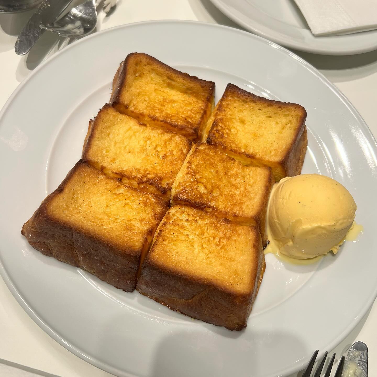 도쿄 맛집_센트레🍞

여기는 파리에서 유명한 Pain de mid Carre의 본점!

도쿄 센트레에서 파리에서 맛본 맛이 나길래 뭐지? 했는데, 아니나 다를까!!

식빵이 이렇게나 쫄깃할 일인가 싶을 정도로 놀라운 식감의 식빵.
제가 살면서 먹어본 식빵 중 세계 최고 1등입니다🖤

식빵종류 3가지(다맛있음)있고,
직접 원하는 토스터를 가져와서 사진처럼 해먹는 맛도있음.
포장해온 에그샌드위치와 BLT샌드위치도 평타이상 

빵순이가 인정하는 빵 맛집이므로 믿고 먹어주세요 제발👍
지점 한국 가져오고싶음 ㅠㅠ(내어주세요,,)