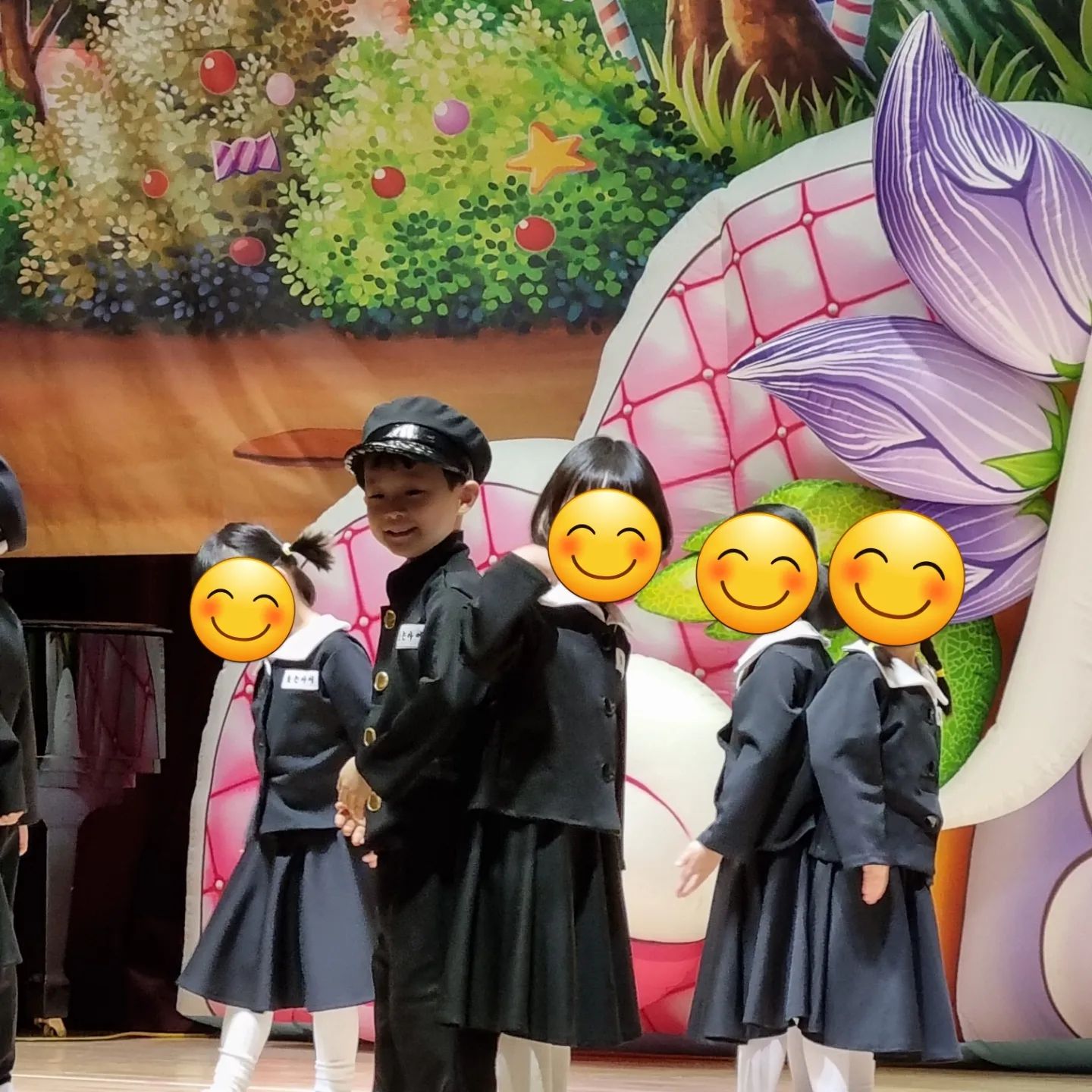 어린이집 작은음악회

아이들을 키우면서 참관했던 첫 재롱잔치
2시간이 금새 지나갔다❤️

행사 끝나곤 꼬기꼬기
파김치가 넘 맛있었다:)

#작은음악회 #어린이집행사