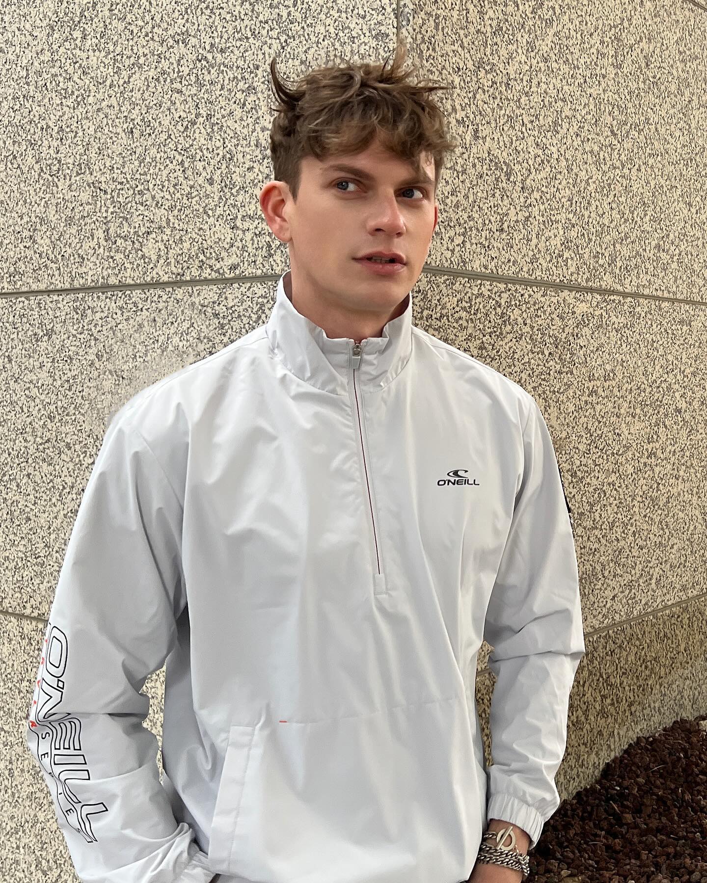 Braving the wind in my new oneillkorea anorak. #ad #협찬
The fleece lining provides excellent thermal insulation, making it warm and comfortable to wear. It is a lightweight and comfortable daily item, for exercise and everyday life.
🌫️
#오닐
#오닐코리아 #하프집업 #캐주얼룩
#캐주얼룩코디 #캐주얼코디 #애슬레저룩
#에슬레저 #남자코디 #남자코디룩