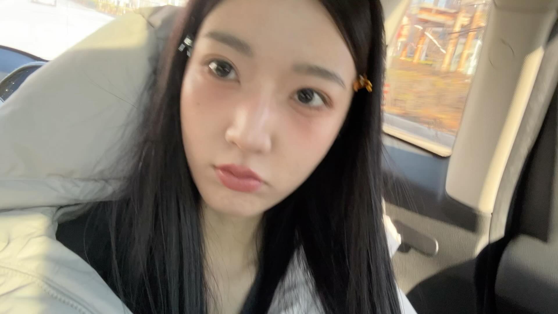 #광고 이번 촬영 무드랑 잘어울릴 것 같아서 블랙 렌즈 처음 착용해봤는데
제가 여태 끼던 렌즈는 데일리용이 아니란 걸 알아버렸어요
진짜 데일리는 이거였어••• ♡ 자연스럽게 넘 예쁘다 

 #젬아워 #gemhour #젬아워렌즈 #테이아 #광채렌즈 #프리미엄렌즈 #윙크앱 #WiNC #글로우블랙