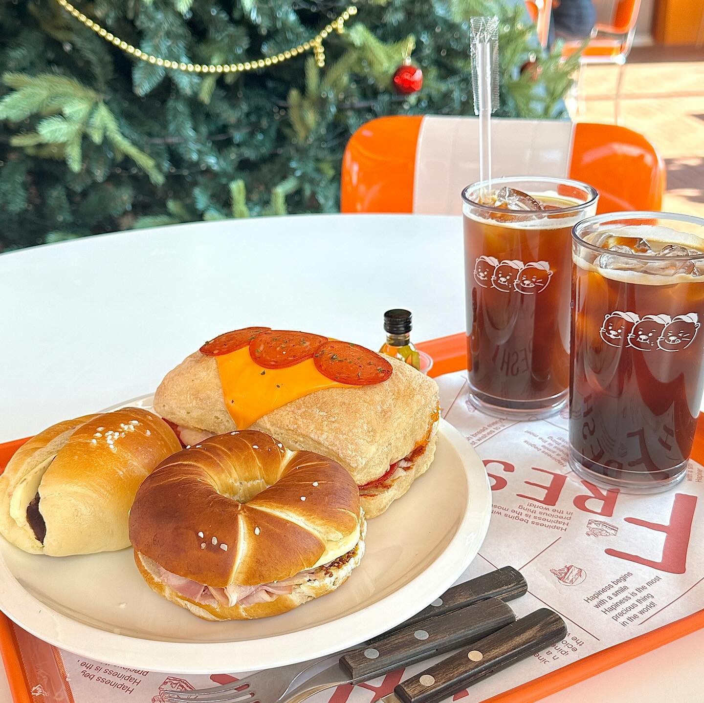 ⠀⠀⠀⠀
📍구미, 오터스 otters.bakery 
⠀- 평일 11:00-22:00 주말 10:00-22:00 /라스트오더 21:30
⠀- 단체 이용 가능, 포장, 예약, 수유실, 전용 주차장

들어오자마자 보이는 대형 트리 🎄💚
여전히 크리스마스 느낌이 가득가득 -

프레즐, 치아바타 샌드위치, 소금빵, 쿠키, 스콘
종류가 엄청 다양해서 고르는데도 한참 걸림 💦

아메리카노도 산미없이 고소하니 넘 맛있어서
다음에 또 빵먹으러 출동해야겠쓰요 🙌🏻
금오산, 구미역에서 가까운 구미 대형 카페
오터스 베이커리 추천 ♥️ 빵순이들 달려가잇!

⠀
⠀⠀⠀
#오터스 #오터스베이커리 #구미카페 #구미대형카페
#구미베이커리 #구미베이커리카페 #구미카페추천 #윶잇냠_구미