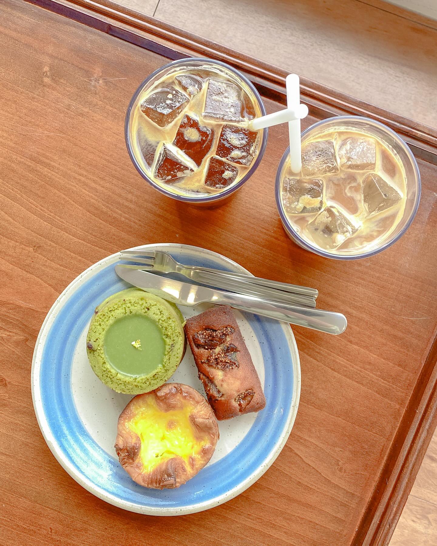 역시 커피는 밖에서 사먹을때 제일 맛있다❤️
오랜만에 카페가서 놀다왔어요
연말 분위기도 나고 너무 좋네요🎄

#커피스타그램☕️ #무화과휘낭시에 #에그타르트 #말차쉬폰 #아이스아메리카노 #아이스카페라떼 #카페스타그램