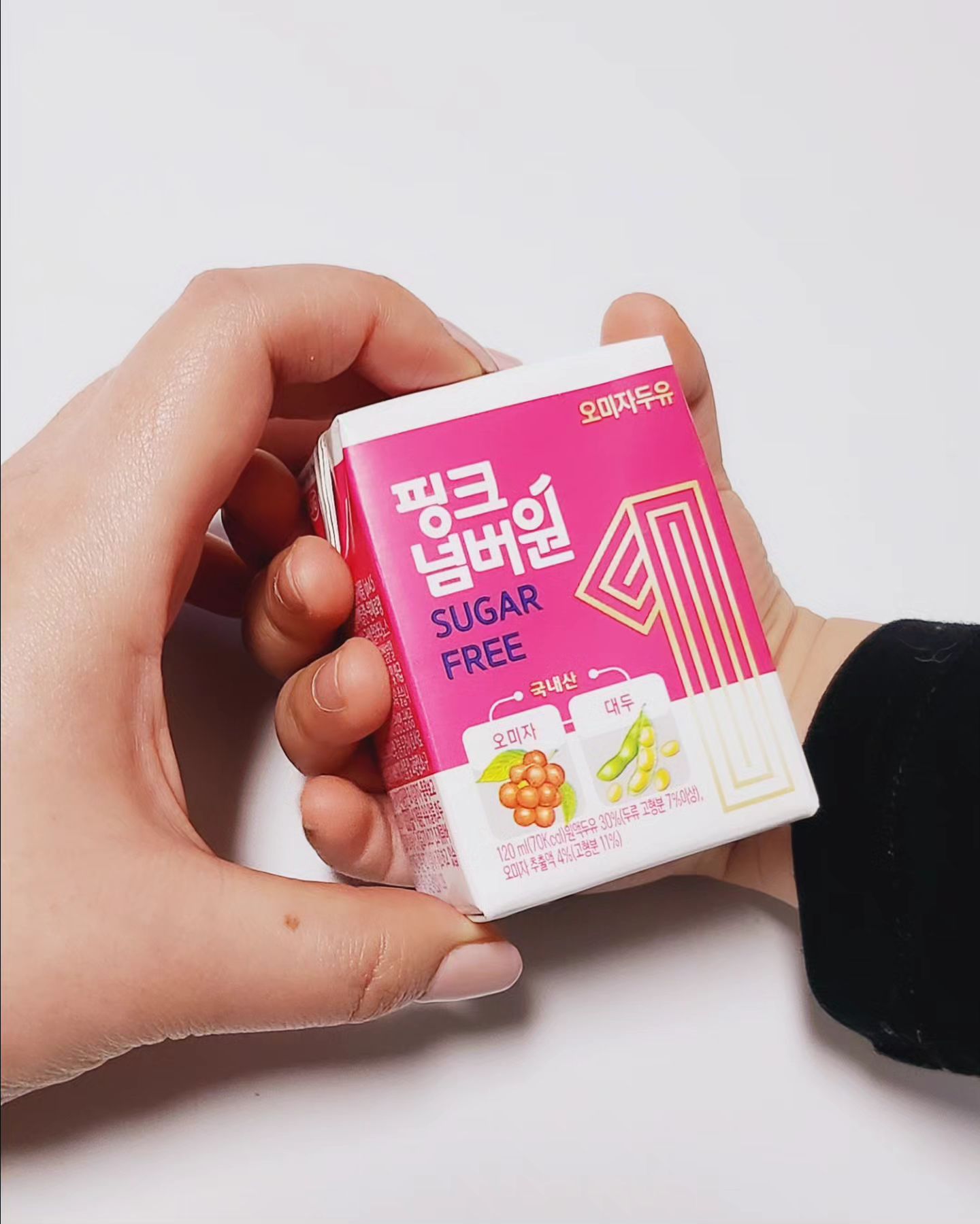 #협찬 #오미자두유
.
.
오미자두유 라고 해서 
처음에는 맛이 좀 이상하면 어쩌지 싶었는데😬

어머 이거 징쨔 맛있는데요???
새콤달콤 약간 딸기맛 나는 상큼 달달한 맛🩷
.
.
조선시대 전통음료 '오미갈수'
숙종 산림경제에 등장하는 전통의 레시피인데

동의보감에도 나오는 음료로
오미자/콩/찹쌀을 우려 시원하게 마시면 
갈증해소에 효과적인 음료라고 나와있어요🙂
.
.
조선시대 전통 레시피를 재해석해
오미자두유로 재탄생 된 오미갈수!
.
.
국내산 NON GMO 오미자/콩/찹쌀을 주원료로 
불필요한 인공첨가제 ZERO! 슈거도 ZERO!
.
기존 제품에서 '슈거프리'로 재탄생해
갓벽해진 핑크 넘버원💗
.
.
슈거프리 지만 달달한 딸기우유맛!!
딸기 우유에 좀더 새콤함이 더해진? 
진짜 맛있는 핑크넘버원 오미자두유 에요😋
.
콤팩트한 사이즈로 부담스럽지 않아
입가심, 아이 간식으로 좋더라구요👍
.
보관도 휴대도 좋은 사이즈🙂
먹을만큼만 냉장고에 쏙!
.
.
설탕 가득한 음료 말고
건강하고 맛있는 음료 오미자두유😉
#핑크넘버원_슈거프리
uarmy_no1💖🩷
.
.
.
#문경오미자 #오미자두유 #오미자음료 #갈증해소 #오미갈수 #전통음료 #우리아이간식 #무설탕두유 #두유추천 #간편휴대 #골프간식 #건강간식추천 #에이스팜