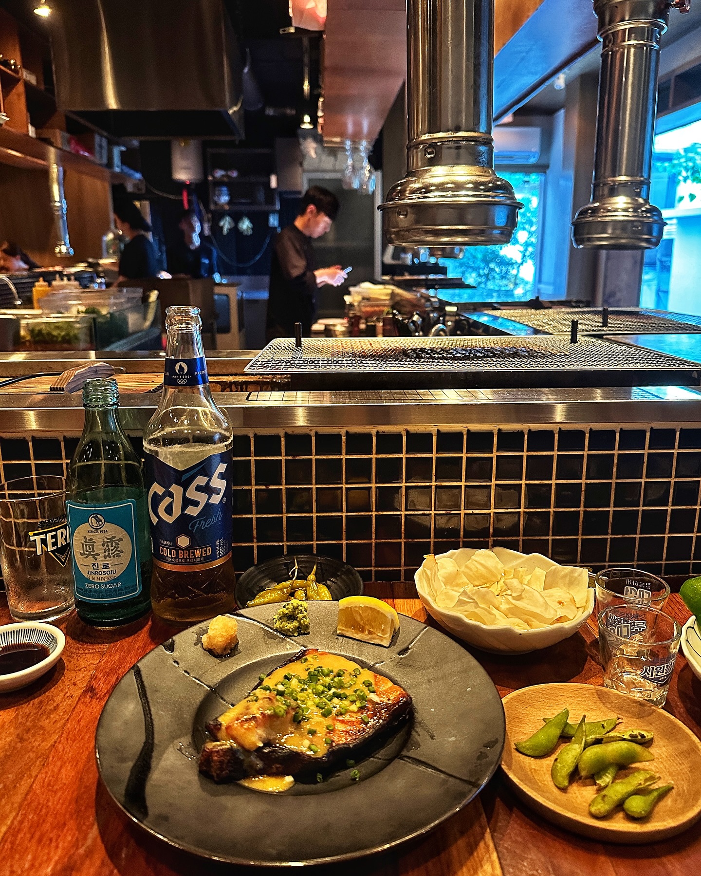 ⠀
⠀
넘 맛있는 안주&요리집
[동래 로바다탄요]🌿
⠀
메로와 비슷한 와레후 조림부터 예술!!이더니
참숯에 맛나게 구워주시는 오돌갈비 미쳤자나💯
(양념시간때메 10분전 예약필수)
⠀
쯔꾸네는 귀여운 날메추리를 고기볶음?에
버무려 생파프리카에 올려 먹는데..
간두 딱이고 건강한 느낌!🫑
⠀
마무리로 바지락 술찜까지 먹었는데
파스타면까지 있어서 완전 배터지는줄!!🐷
⠀
대체 몇가지나 먹은거야?!
맛있어서 끝도없이 먹었네💕
⠀
⠀
#안주미쳤다
#넘맛있다
#로바다탄요
#술이술술
#재방문의사100
#동래술집추천
.
.
.
.
.
.
.
#로바타탄요동래점#동래맛집#동래역맛집#동래맛집추천#부산하이볼#하이볼맛집#닭구이맛집#동래핫플#동래핫플레이스