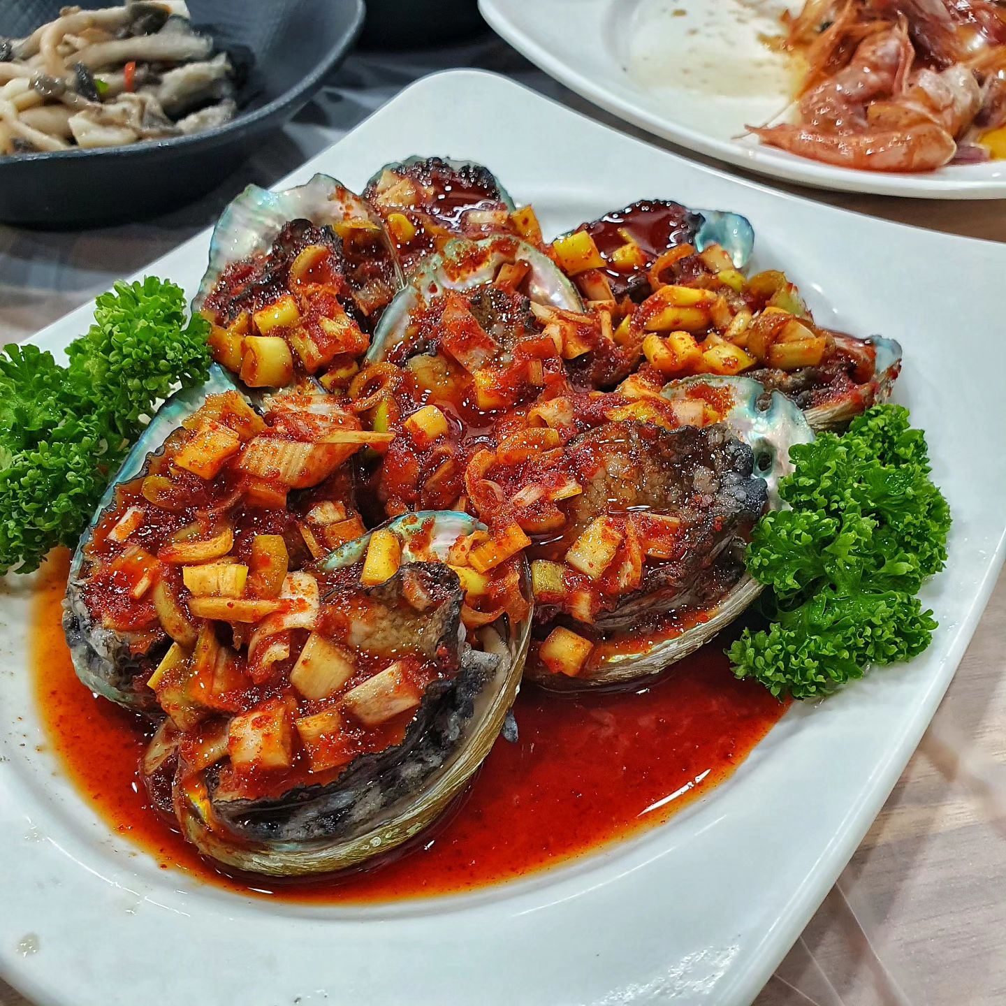 저희 가족의 강원도맛집♥️♥️♥️
#진모래횟집

<주메뉴>
-물회(모듬, 잡어, 오징어)
-회덮밥(모듬, 잡어, 오징어)
-막회
-전복장
-새우장
<주문메뉴>
모듬물회, 잡어덮밥, 전복장
*나머지는 모두 밑반찬*

☝️여행의 목적은 맛집이다🤩
저희 가족은 강원도에 갈 때마다
특정 맛집을 목표로 가는데요,
진모래횟집 새롭게 도전한 식당인데
찐맛집으로 등극해서
여기 먹으러 강릉 한번 더 갔습니다👍👍

☝️위치는 삼척!
강릉을 가려고했다가 방향을 바꾼거라
별기대 안하고 간거였거든요
보통 '장안물회', '해미가', 등을 먹는데,
숙소를 아랫쪽으로 잡아서 새롭게 도전해봤어용😉

☝️#밑반찬
식당 밑반찬 맛이 맛있으면 끝난거죠?!
딱 먹자마자 '여긴 찐이다💕' 느꼈습니다
반찬부터 모두 알찼어요
전, 잡채, 간장새우, 게장 등..
심지어는 나물들까지 맛있어요👍
탕도 기본반찬..ㄷㄷ

☝️#전복장
간장베이스일줄 알았는데 아니었어요😯
일단 핵심은,,, 지이인짜 맛있어요..ㅠㅠ
나중에 할머니 모시고 다시갔는데
할머니께서 전복장 다드실정도..👍👍👍
진짜 강추강추강추♥️♥️♥️
밥위에 싹 얹어 먹어도 맛있고,
상추에 싸먹어도 맛있고,
진짜 지금도 입에 침고여요🤣

☝️#물회#모듬물회#회덮밥
평소에 장안물회를 가면 다소 자극적인 맛에 중독성을 느꼈는데,
이곳은 그보다 깔끔해서 계속 국물을 먹게되더라고요
면대신 밥이로 말아먹었습니다!🤤
회덮밥은 잡어로 시켰는데도 충분히 맛있었어요!

☝️사실 6월8월에도 방문했지만
다음달에 강원도를 또 갈까 생각중인데요,
그 이유가 바로 '진모래횟집'을 다시먹기 위해서입니다ㅠㅠㅠ
진짜 맛집이라...뭔가 올리면서도 
너무 유명해지진않았으면..🥲🥲🥲

☝️식당이 그리 넓은 곳은 아니에요!
주민분들도 점심에 반주하고 가시는 분위기더라고요🙂
가족여행맛집으로 진짜 강추합니다!

#맛집#강원도맛집#삼척맛집#삼척#횟집#먹스타그램#내돈내산#회#여행맛집