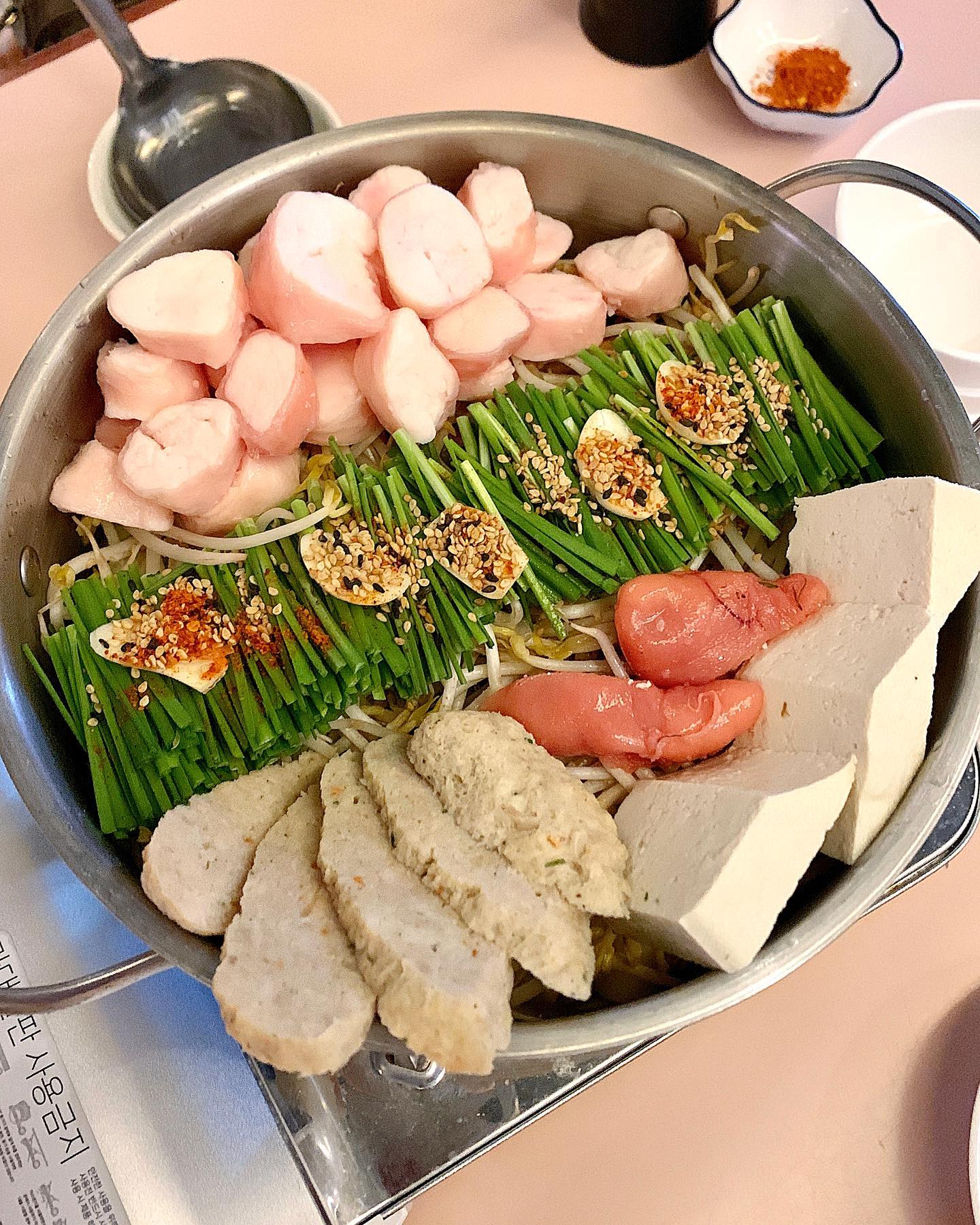 #고부시 #논현
학동역 근처에서 모츠나베 맛집으로 유명한 이자카야 ‘고부시’ 의 논현 지점 ! 본점은 규모가 아주 작은데 인기가 많아 항상 만석이더라니, 결국 이렇게 확장을👍🏻 여기도 금방 만석되버림
일본 감성 낭낭~한 분위기의 이자카야아 딱 눈에 띈다.

| 메뉴 리뷰 |
#모츠나베 (34.0)
​- 고부시의 시그니처 메뉴! 
사실 몇년 전에 학동 본점에서 먹어본 적이 있었는데, 몇년 사이 압도적으로 발전해버렸다. 당시에도 모츠나베 맛집이라기에 찾아갔다가 너무 한국적인 얼큰한 맛에 실망 했었는데, 일단 등장 비주얼부터 너무 완벽해져 있어서 기대만발🙌🏻 

아주 통통하고 실한 대창이 정말 푸짐하게 한가득 올라가고, 어묵, 명란과 두부 그리고 부추와 숙주 등 국물이 안보일 정도로 푸짐한 재료가 한가득 ! 다 끓고 일단 국물부터 맛 봤는데, 와…👏🏻👏🏻완전 제대로다. 
단짠 고소한 된장 베이스 육수에 각종 재료들이 깊게 우러나서 국물이 진짜 깊고 진하고 고소하고 예술이다. 근데 짜지 않아서 더 취저! 

예전에 아쉬웠던 한국식 얼큰한 맛 싹 빠지고 진짜 제대로 후쿠오카식 모츠나베인데 또 된장 + 마늘 + 대창 조합이니 한국인 입맛에도 너무 찰떠쿵 잘 맞는 맛. 대창이 끓여졌는데도 국물이 느끼하지 않고 깔끔하게 고소해서 진짜 바닥까지 긁어 먹어버렸다. 대창도 아주 딱 봐도 통통하고 실하더니, 익혀지면서 팝콘처럼 팡 터져나왔는데 넘 고소하고 완전 탱글탱글 쫄깃 !

#모찌리도후 (9.0)
​- 내 이자카야 최애 단골 메뉴인데 모츠나베의 감동에 비해선 아쉬웠던 메뉴,,, 원래 양이 적은 메뉴지만 더 작기도 했고.. 그래도 맛있으면 되는데 모찌리도후 특유의 쫀득함과 크림치즈 맛이 전혀 없는 그냥 단맛 연두부였당,,🥲

#은행꼬치구이 (1.7) & #우설꼬치구이 (3.8)
​- 배는 부르지만 아쉬울 때 안주 삼기 좋은 가벼운 꼬치구이들! 1꼬치씩 개별 주문 가능해서 좋다. 주문하면 데판에서 바로 구워내주는데, 불향을 가득 입혀서 여기 구이들이 대체로 다 맛있을 듯 하다.
​
통통한 은행이 아주 노릇노릇 잘 구워져서 식감도 너무 좋고 굉장히 고소하고 통후추 향도 아주 맛남! 
우설은 특이하게 작고 통통한 조각들로 꼬치에 꼽혀져 있어소 흔히 알던 우설 맛과는 다른데, 짭짤하고 탱글 쫄깃한 식감이 매력적! 

-
분위기도 아늑하고 따뜻한 감성으로 예쁘고, 무엇보다 강남권에서 꽤나 손꼽히는 모츠나베를 먹을 수 있어서 만족스러웠던 곳! 
꼬치구이들고 괜찮고, 편하게 1차든 2차든 하기 좋은 공간이었다. 모츠나베 먹고싶을 때 생각날 듯😋
.
.
#밥블_논현