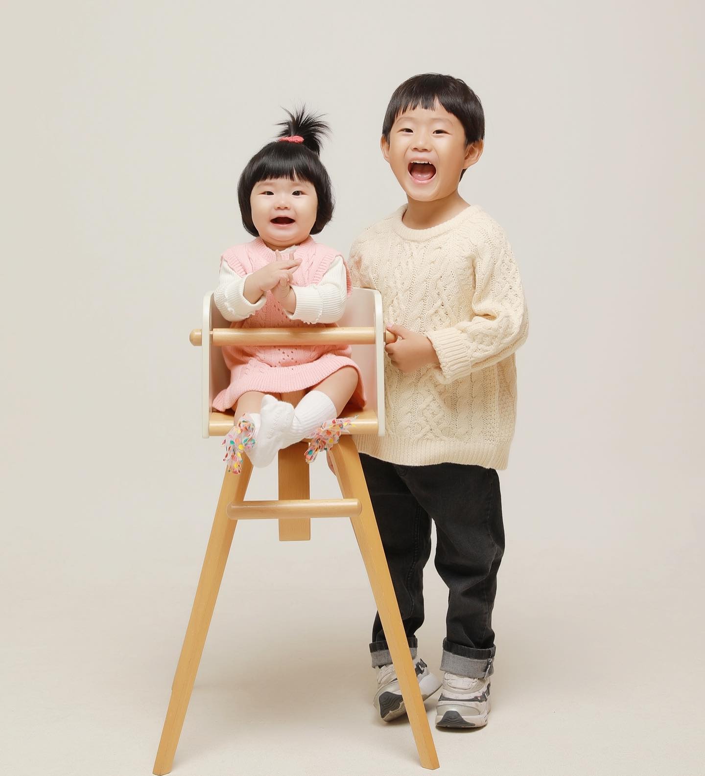 #광고
겨울에 니트만한게 없죠?
우리아들도 딸도 니트입으니 따뜻하고
스타일나는게 넘이뻐요❤️

추운겨울에 저도 니트하나 장만해서
열심히 입고 다녔답니다👍🏻
니트에는 모든옷이 잘어울리는 듯😗

상품 구매링크 https://infler.kr/PTdnuyY1dD
브이스탁 바로가기 https://vstocklab.com

지금 보고계신 콘텐츠는 브이스탁에서 
소정의 원고료를 받아 제작하였습니다

#브이스탁 #vstock #vstock_official #인플러 #니트 #겨울옷추천 #기모 #터틀넥 #목폴라 #니트코디 #데일리코디 #데일리룩 #오오티디 #패션스타그램