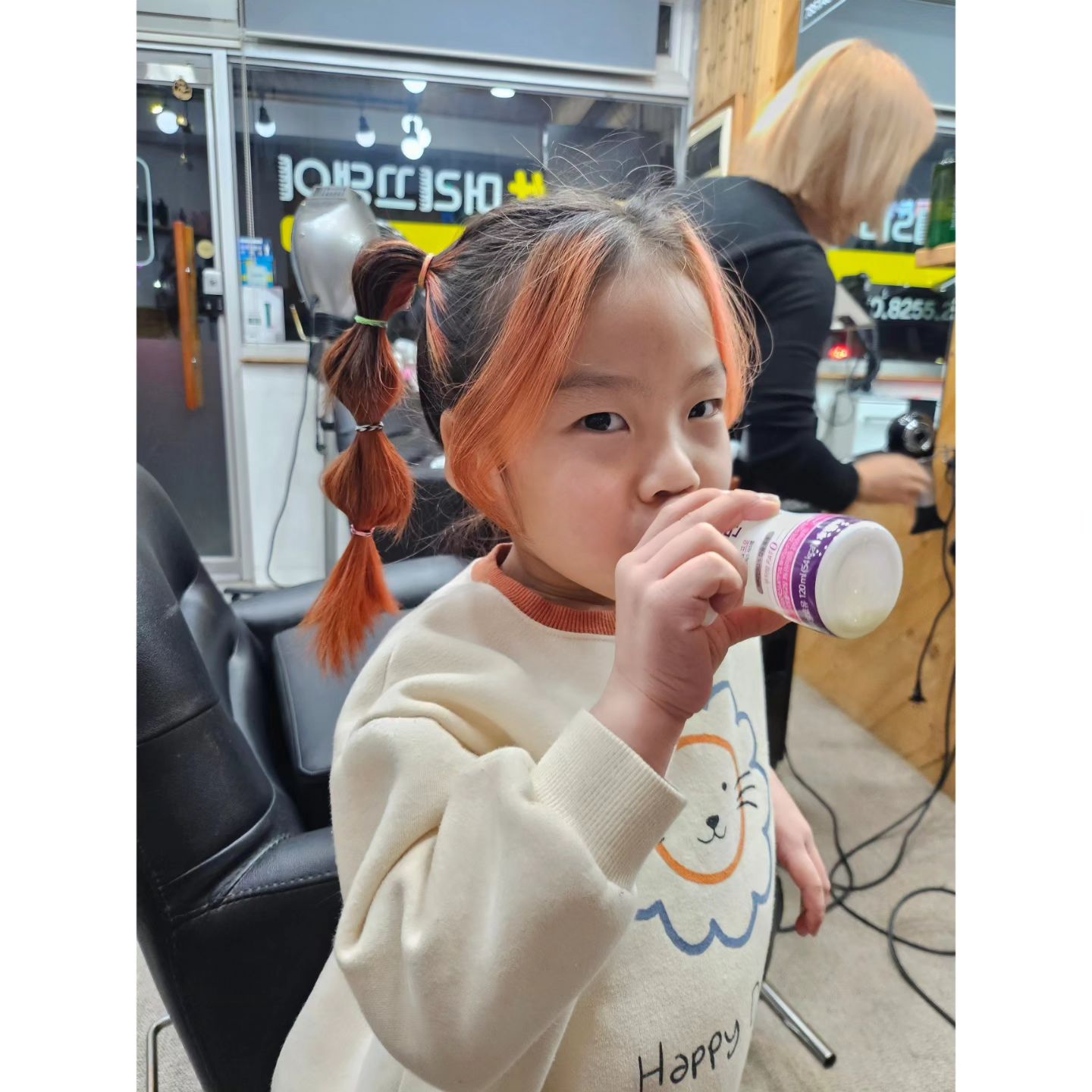 예쁜표정~하니깐 저놈의 주둥이 ㅋㅋㅋㅋ
장꾸장꾸 일부러 저래요~
핑크공주라고 엄마는 머리못만지게하는데
하은이언니는 허락하는 그녀
미용사이모도 예쁘게해준다니 좋단다 ㅋㅋㅋ
.
.
.
.
.
#핑크머리 #얼굴이 #누가봐도 #장꾸